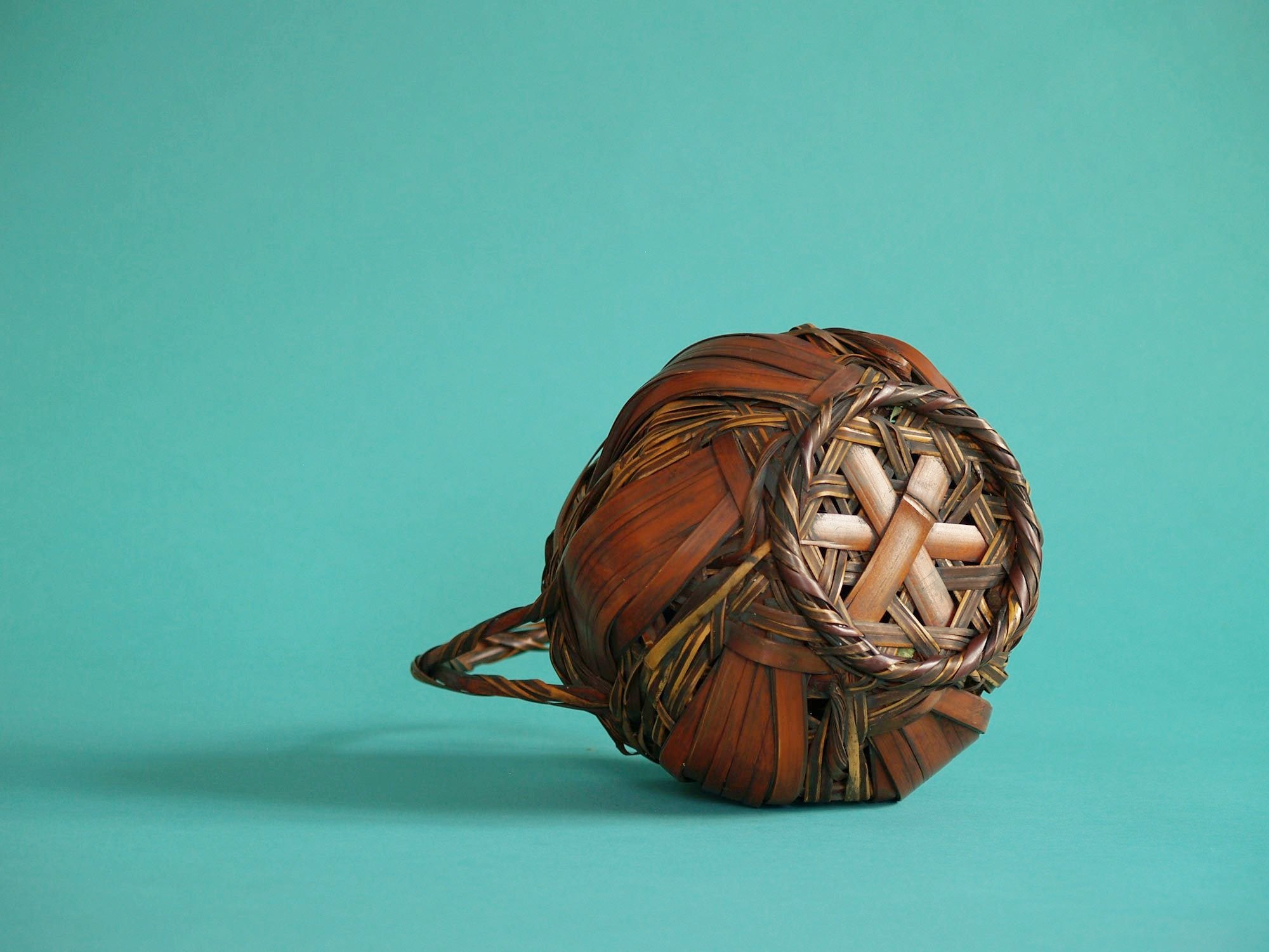 Hanakago, panier à anse pour l'ikebana, Japon (Dèbut de l'ère Shōwa)..Hanakago Ikebana bamboo basket with handle, Japan (Early Shōwa era)