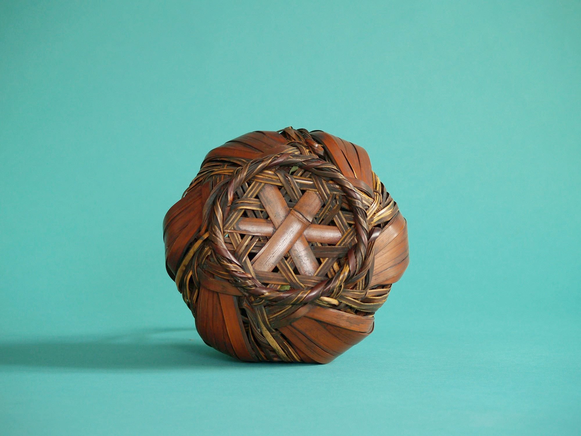 Hanakago, panier à anse pour l'ikebana, Japon (Dèbut de l'ère Shōwa)..Hanakago Ikebana bamboo basket with handle, Japan (Early Shōwa era)
