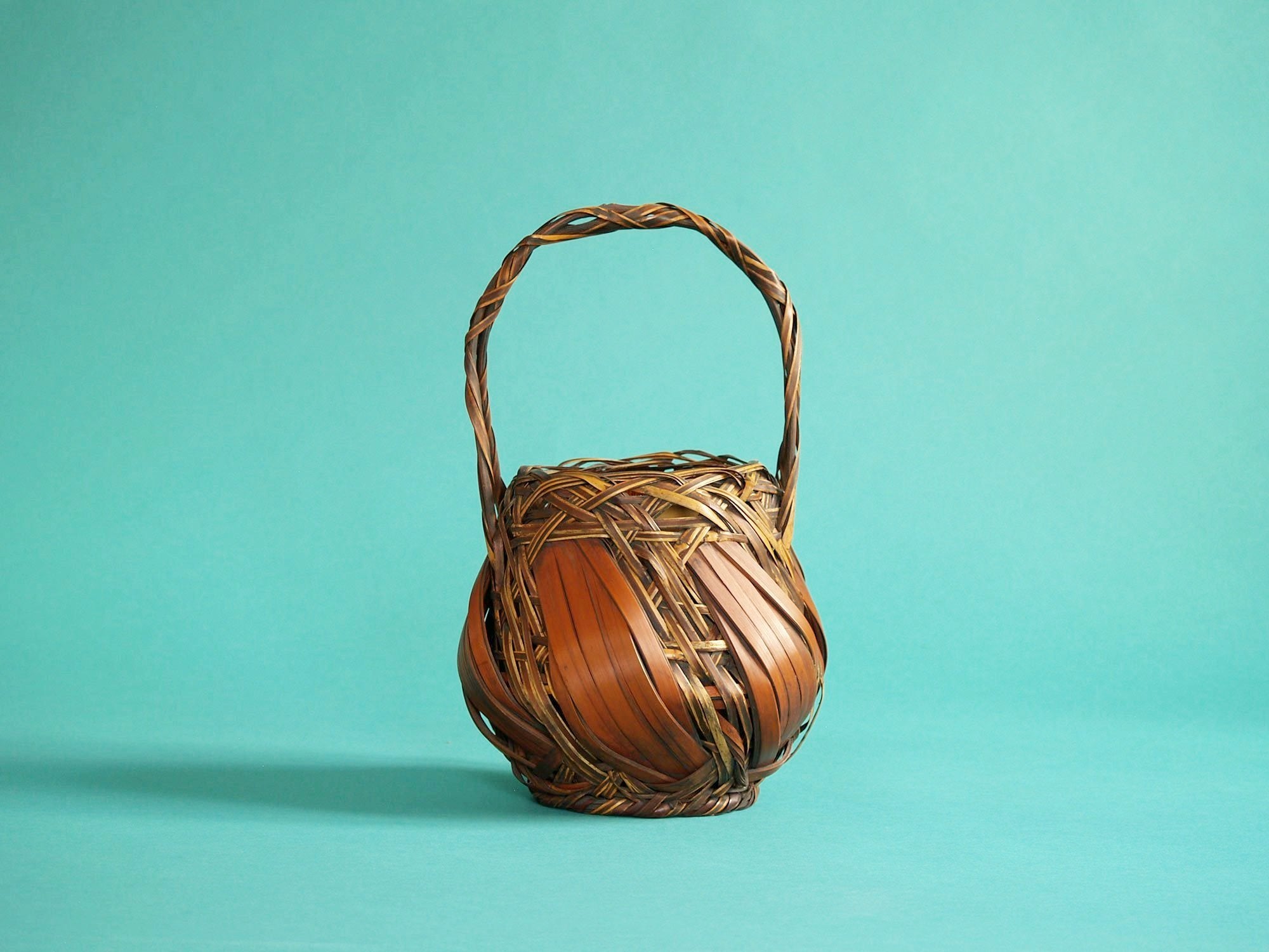 Hanakago, panier à anse pour l'ikebana, Japon (Dèbut de l'ère Shōwa)..Hanakago Ikebana bamboo basket with handle, Japan (Early Shōwa era)