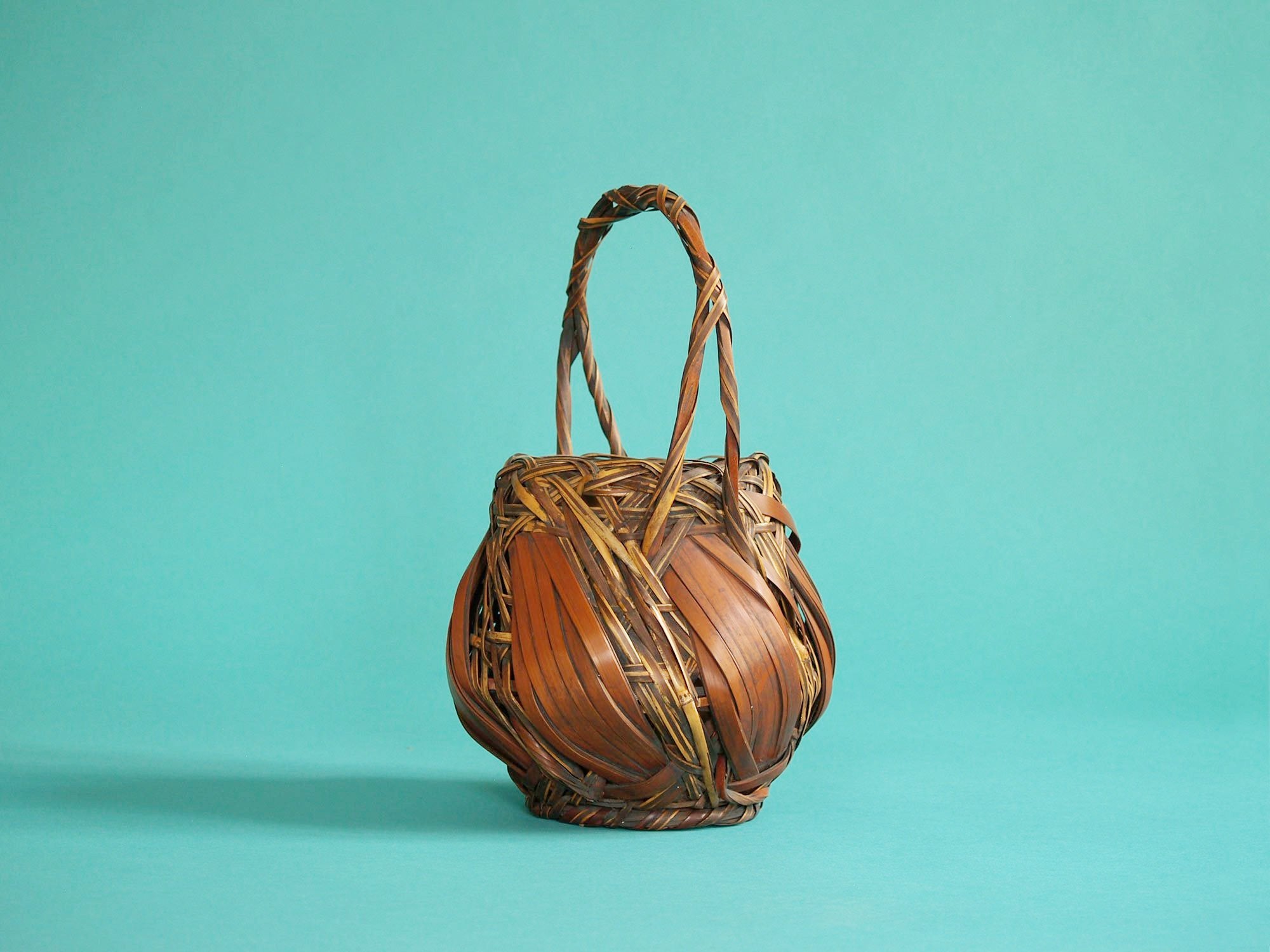Hanakago, panier à anse pour l'ikebana, Japon (Dèbut de l'ère Shōwa)..Hanakago Ikebana bamboo basket with handle, Japan (Early Shōwa era)