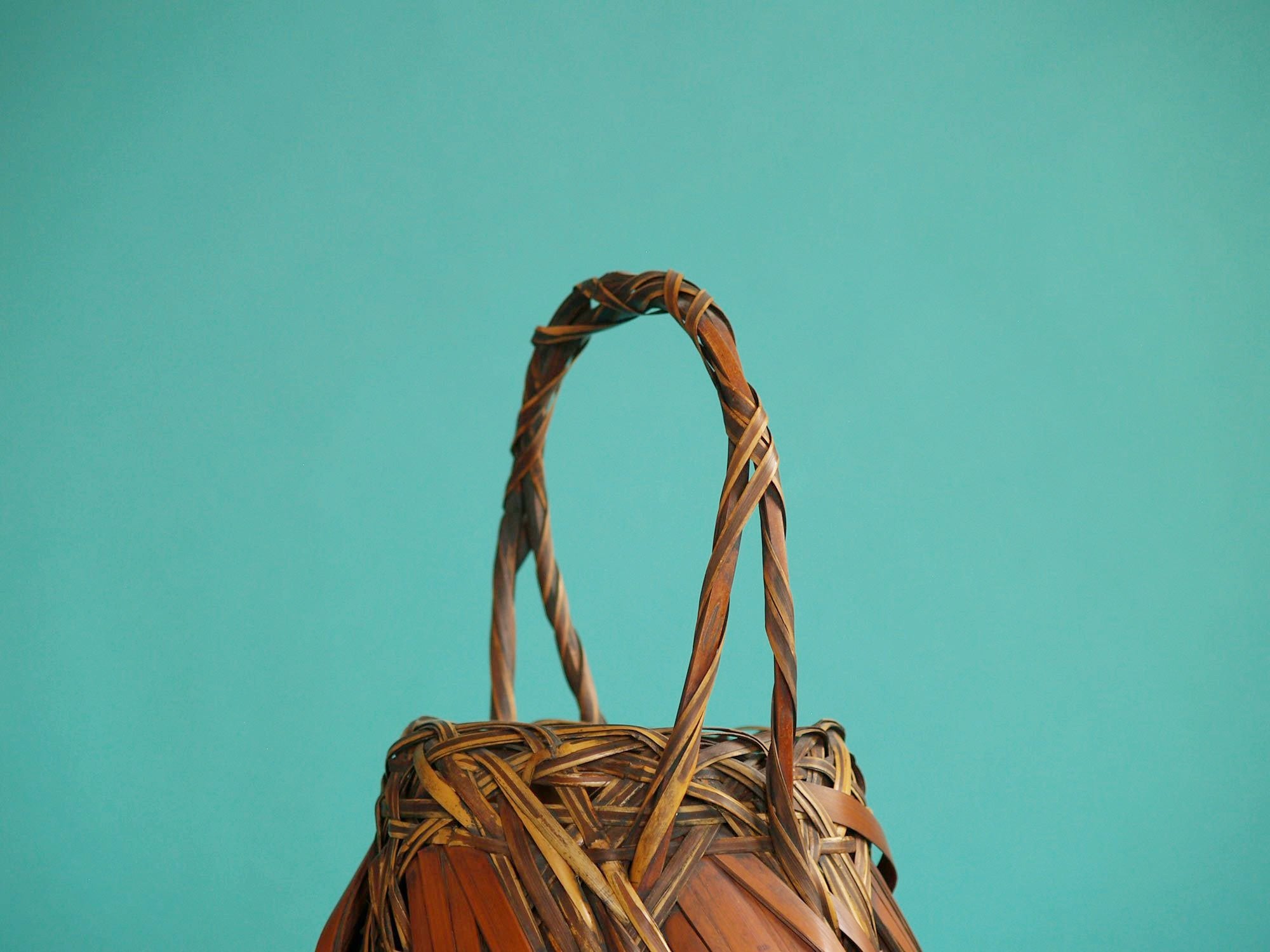 Hanakago, panier à anse pour l'ikebana, Japon (Dèbut de l'ère Shōwa)..Hanakago Ikebana bamboo basket with handle, Japan (Early Shōwa era)