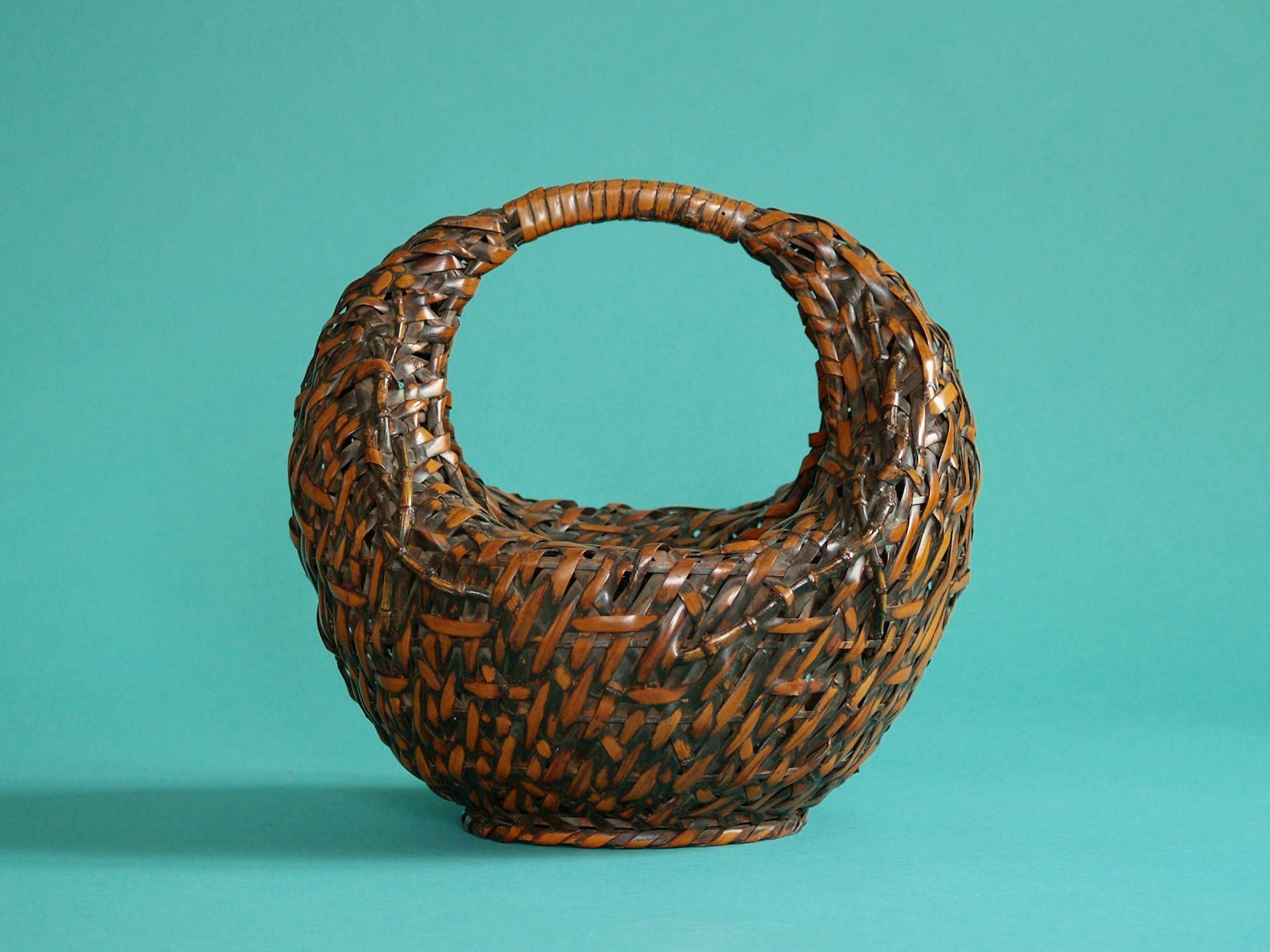 Hanakago, panier "croissant de lune" pour l'ikebana, Japon (Ère Taishō / début de l'ère Shōwa)..Hanakago Ikebana crescent moon bamboo basket with handle, Japan (Taishō era / early Shōwa era)