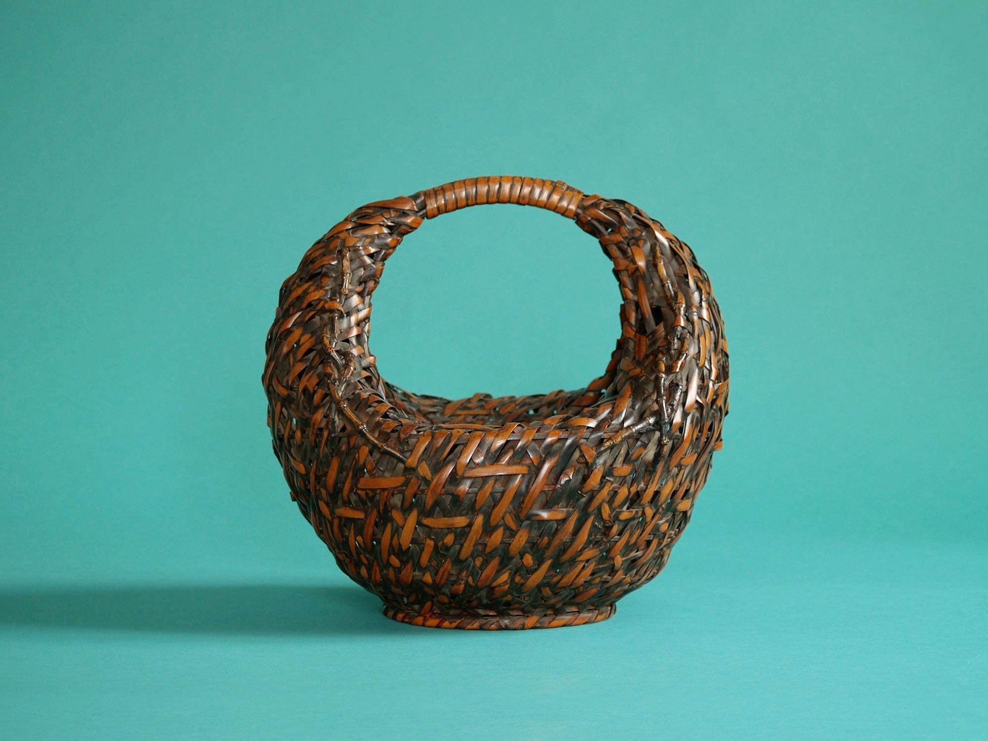 Hanakago, panier "croissant de lune" pour l'ikebana, Japon (Ère Taishō / début de l'ère Shōwa)..Hanakago Ikebana crescent moon bamboo basket with handle, Japan (Taishō era / early Shōwa era)