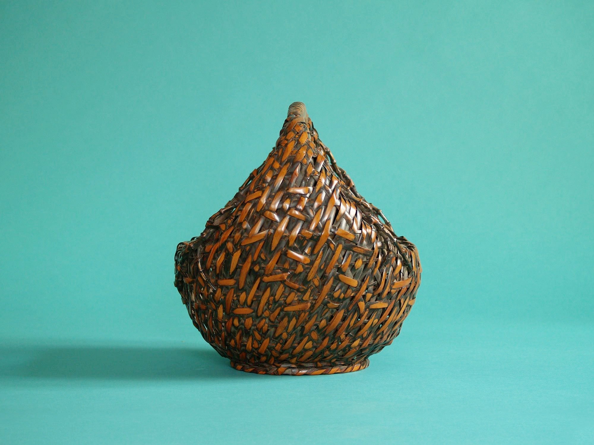Hanakago, panier "croissant de lune" pour l'ikebana, Japon (Ère Taishō / début de l'ère Shōwa)..Hanakago Ikebana crescent moon bamboo basket with handle, Japan (Taishō era / early Shōwa era)