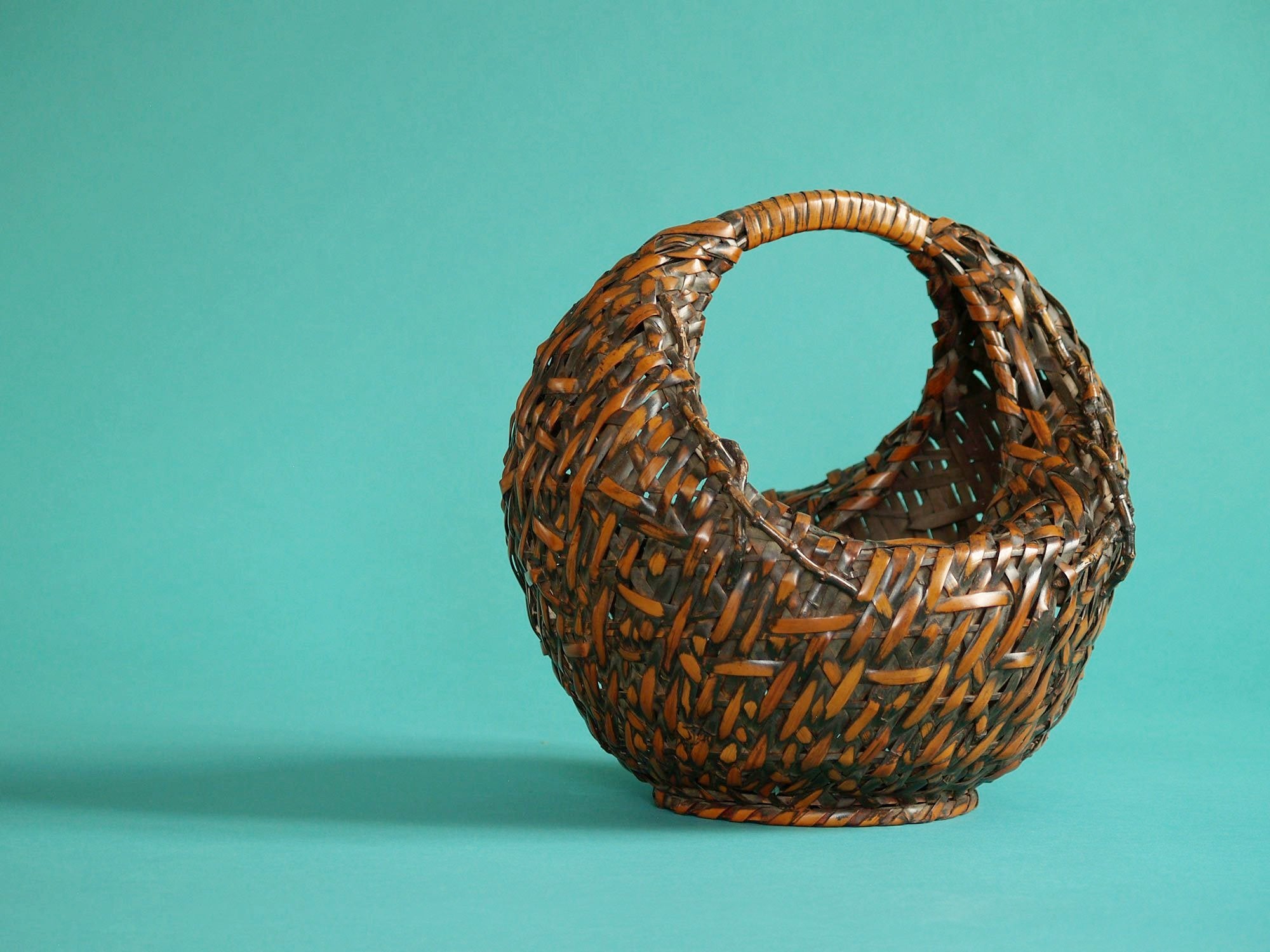 Hanakago, panier "croissant de lune" pour l'ikebana, Japon (Ère Taishō / début de l'ère Shōwa)..Hanakago Ikebana crescent moon bamboo basket with handle, Japan (Taishō era / early Shōwa era)