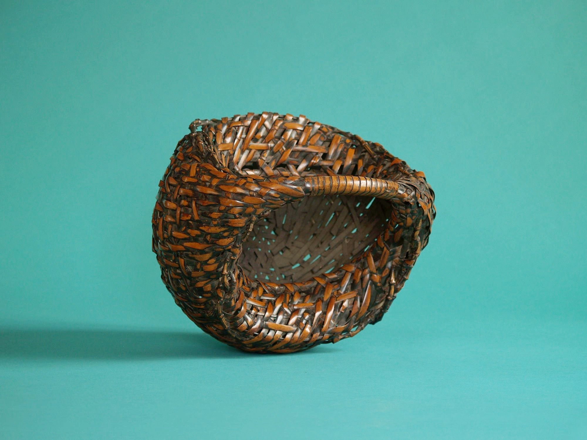 Hanakago, panier "croissant de lune" pour l'ikebana, Japon (Ère Taishō / début de l'ère Shōwa)..Hanakago Ikebana crescent moon bamboo basket with handle, Japan (Taishō era / early Shōwa era)