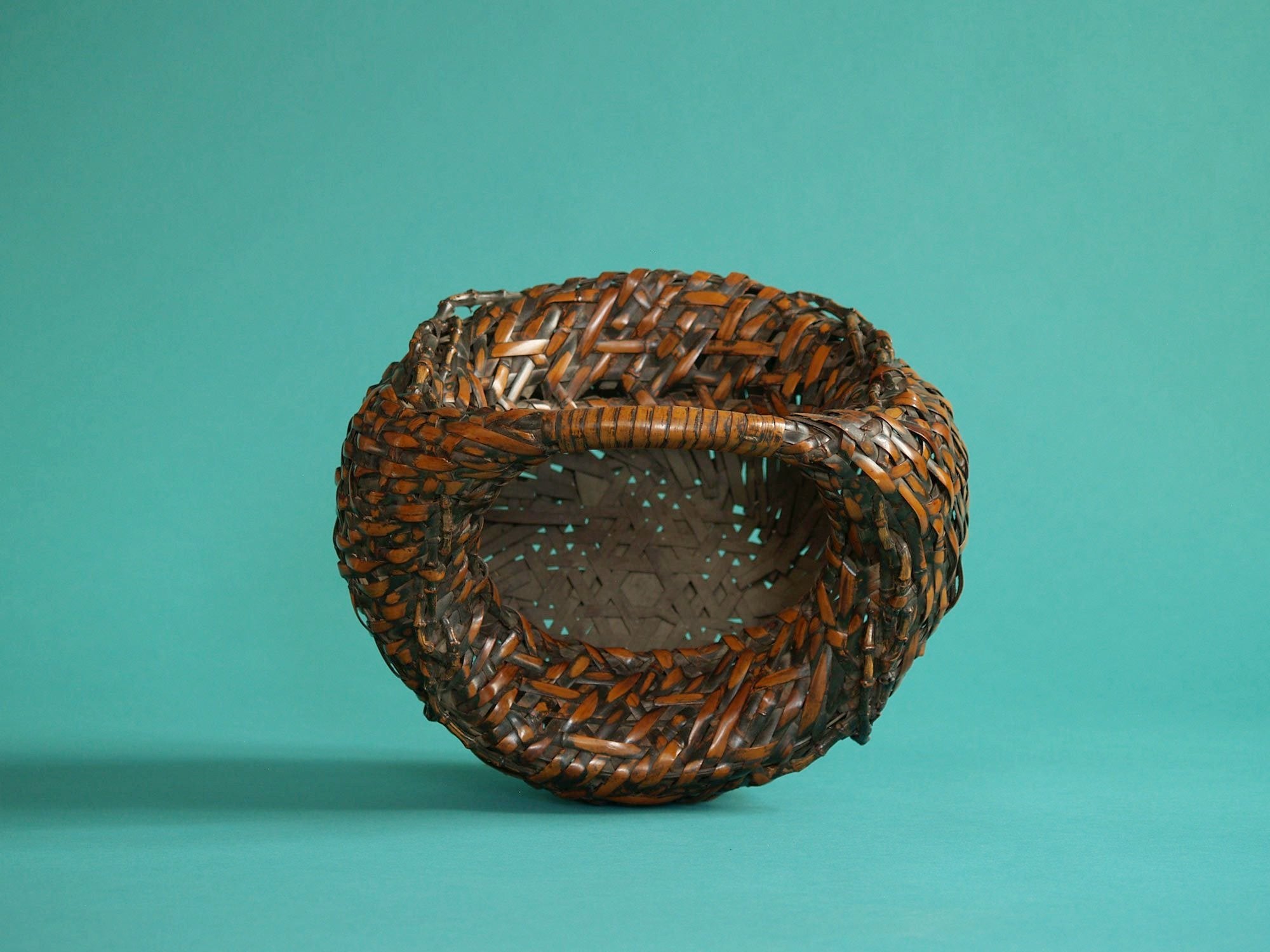 Hanakago, panier "croissant de lune" pour l'ikebana, Japon (Ère Taishō / début de l'ère Shōwa)..Hanakago Ikebana crescent moon bamboo basket with handle, Japan (Taishō era / early Shōwa era)