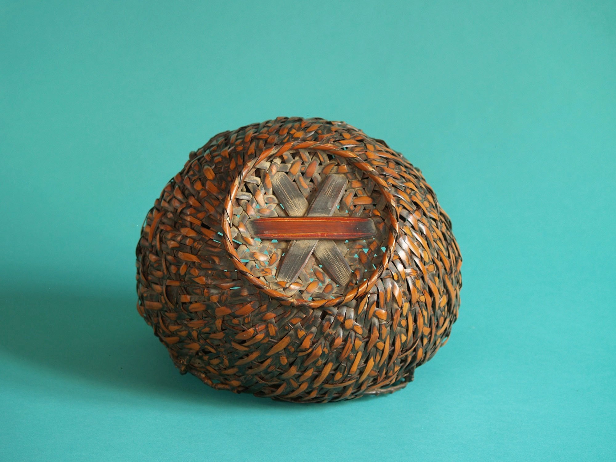 Hanakago, panier "croissant de lune" pour l'ikebana, Japon (Ère Taishō / début de l'ère Shōwa)..Hanakago Ikebana crescent moon bamboo basket with handle, Japan (Taishō era / early Shōwa era)