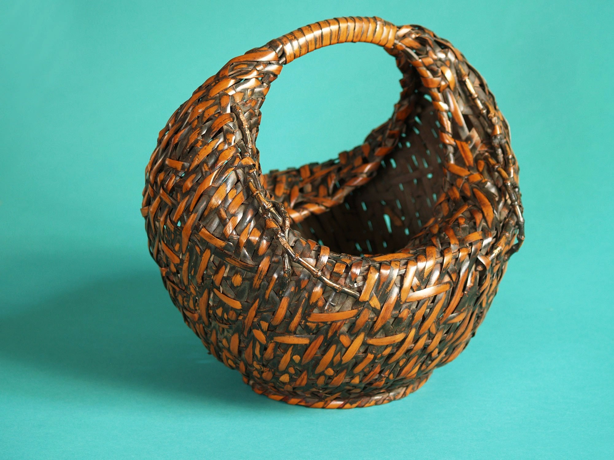 Hanakago, panier "croissant de lune" pour l'ikebana, Japon (Ère Taishō / début de l'ère Shōwa)..Hanakago Ikebana crescent moon bamboo basket with handle, Japan (Taishō era / early Shōwa era)