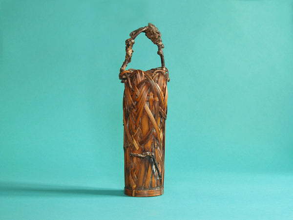 Hanakago, haut panier à anse branchée pour l'ikebana, Japon (Ère Meiji / début ère Shōwa)..Huge Hanakago Ikebana bamboo basket with wood handle, Japan (Meiji era / early Shōwa era)