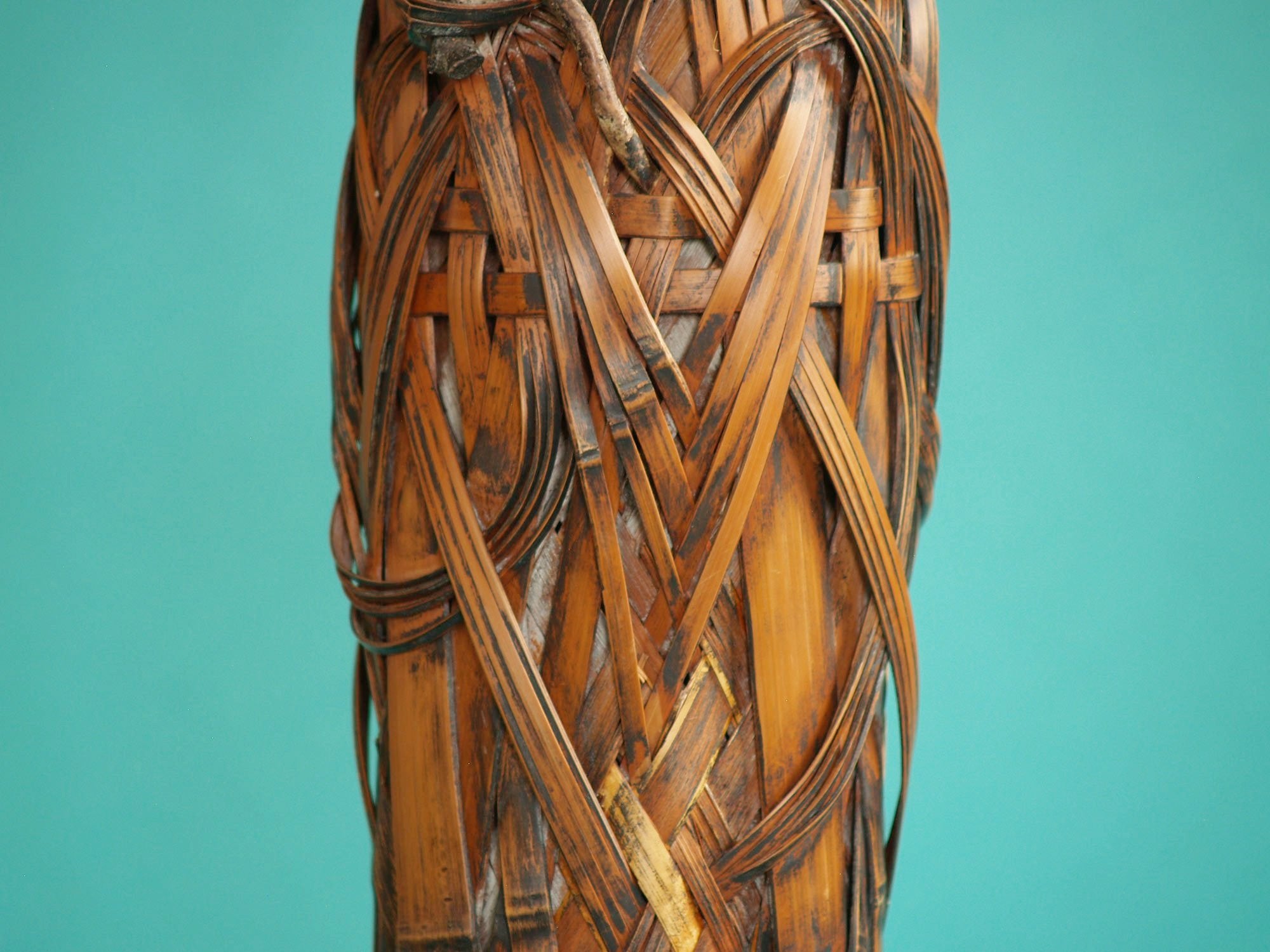 Hanakago, haut panier à anse branchée pour l'ikebana, Japon (Ère Meiji / début ère Shōwa)..Huge Hanakago Ikebana bamboo basket with wood handle, Japan (Meiji era / early Shōwa era)