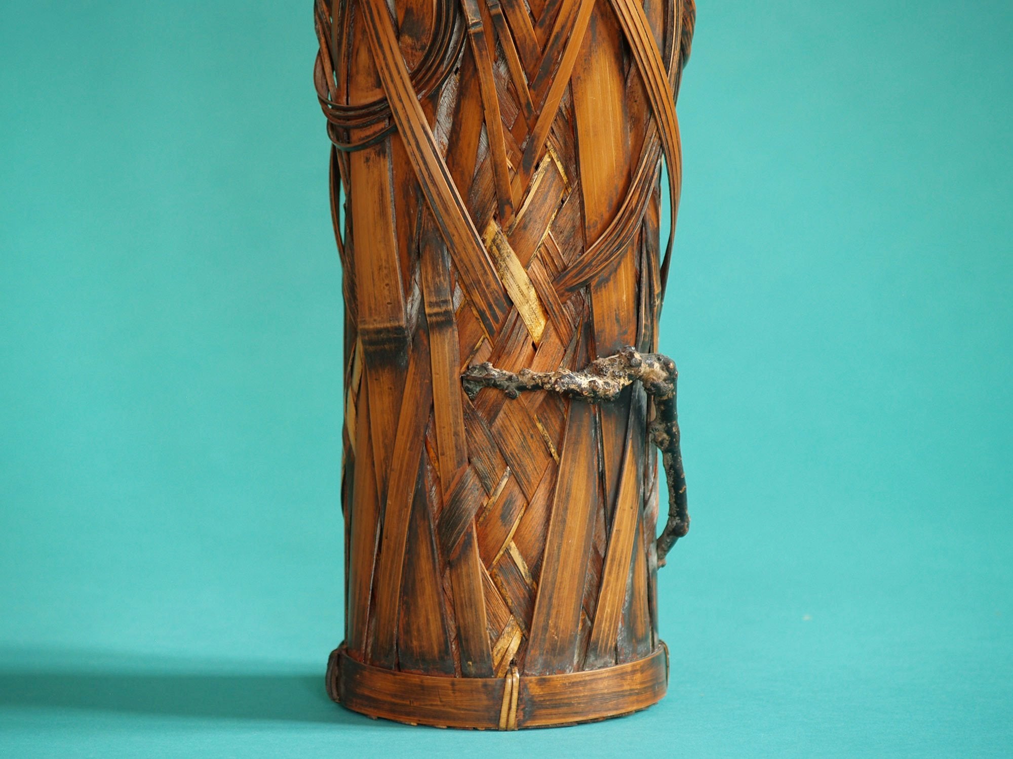 Hanakago, haut panier à anse branchée pour l'ikebana, Japon (Ère Meiji / début ère Shōwa)..Huge Hanakago Ikebana bamboo basket with wood handle, Japan (Meiji era / early Shōwa era)