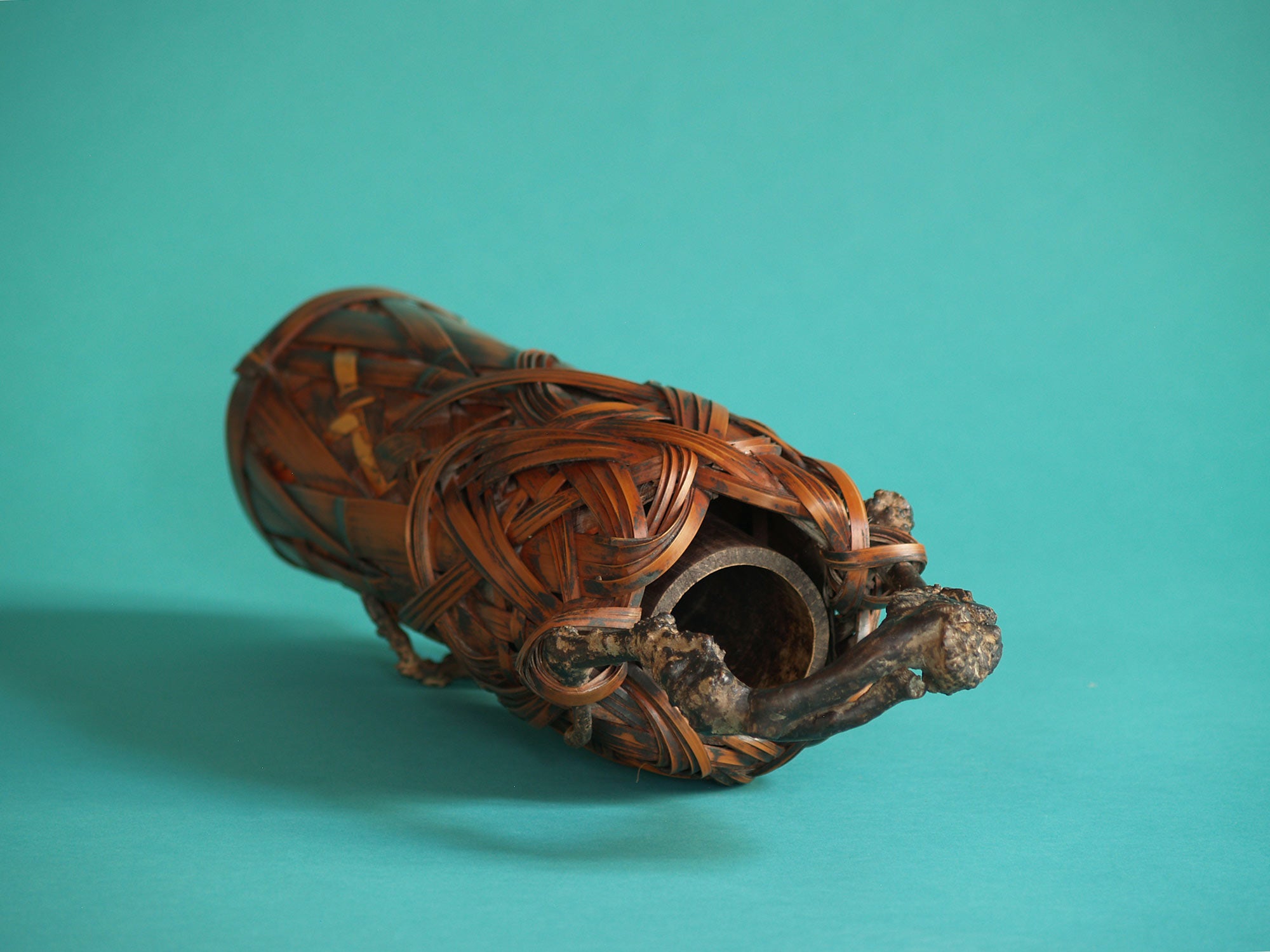 Hanakago, haut panier à anse branchée pour l'ikebana, Japon (Ère Meiji / début ère Shōwa)..Huge Hanakago Ikebana bamboo basket with wood handle, Japan (Meiji era / early Shōwa era)