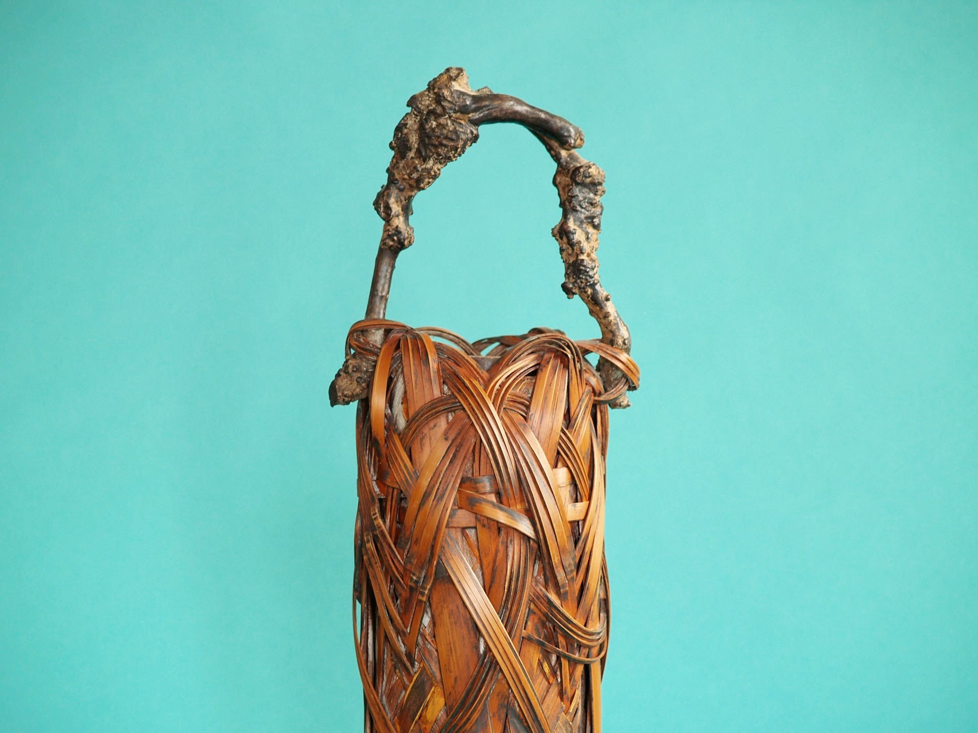Hanakago, haut panier à anse branchée pour l'ikebana, Japon (Ère Meiji / début ère Shōwa)..Huge Hanakago Ikebana bamboo basket with wood handle, Japan (Meiji era / early Shōwa era)