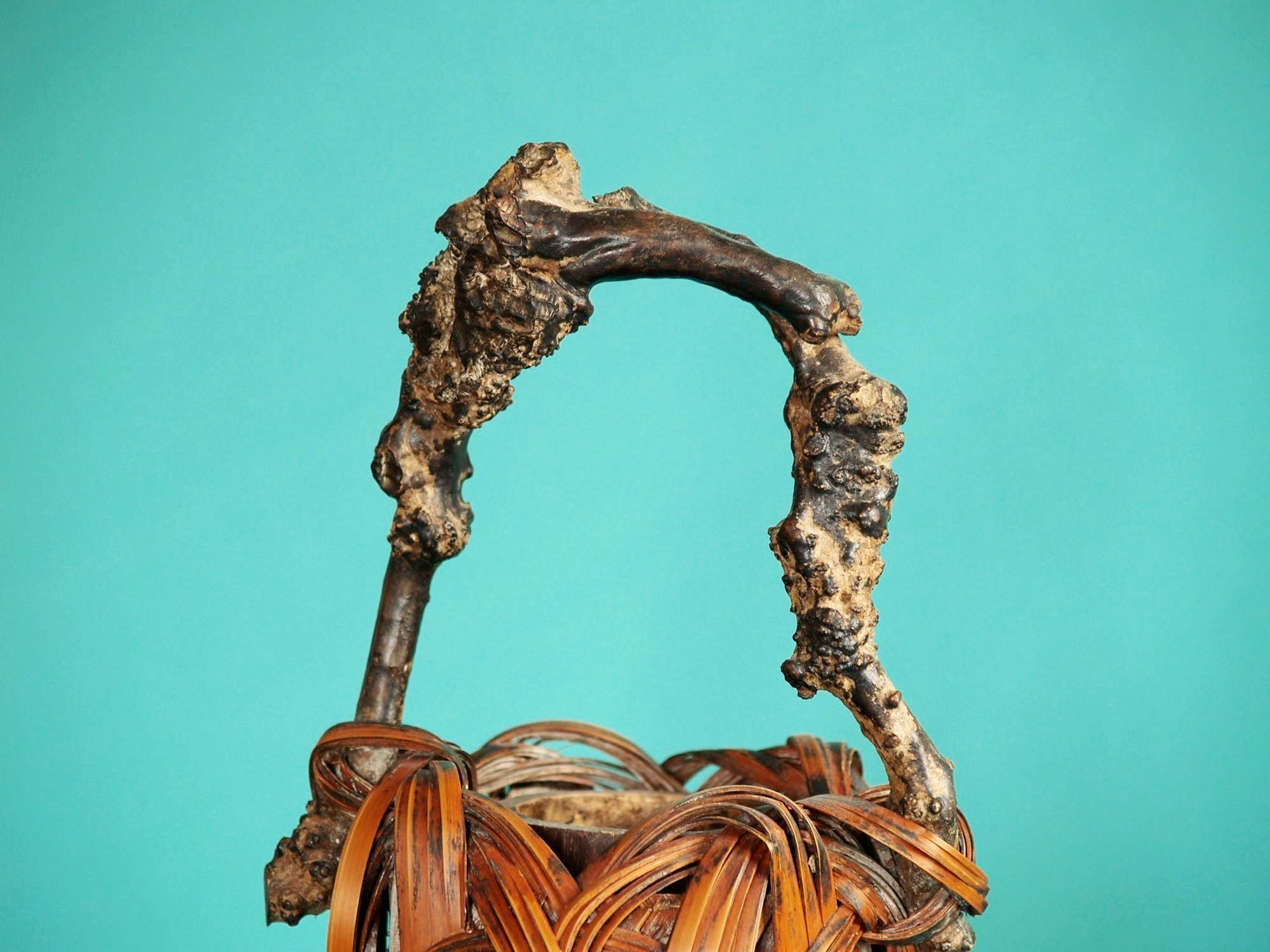Hanakago, haut panier à anse branchée pour l'ikebana, Japon (Ère Meiji / début ère Shōwa)..Huge Hanakago Ikebana bamboo basket with wood handle, Japan (Meiji era / early Shōwa era)