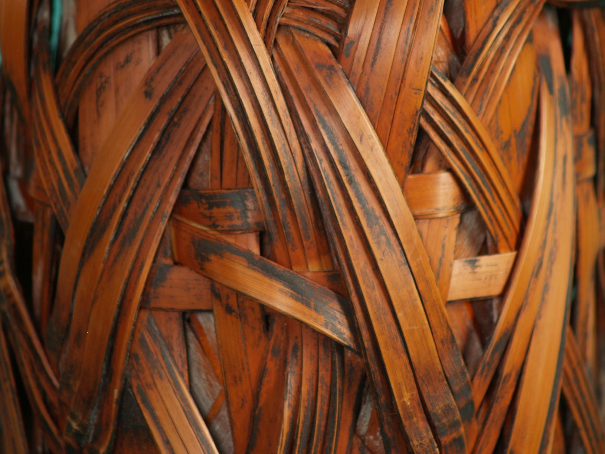 Hanakago, haut panier à anse branchée pour l'ikebana, Japon (Ère Meiji / début ère Shōwa)..Huge Hanakago Ikebana bamboo basket with wood handle, Japan (Meiji era / early Shōwa era)