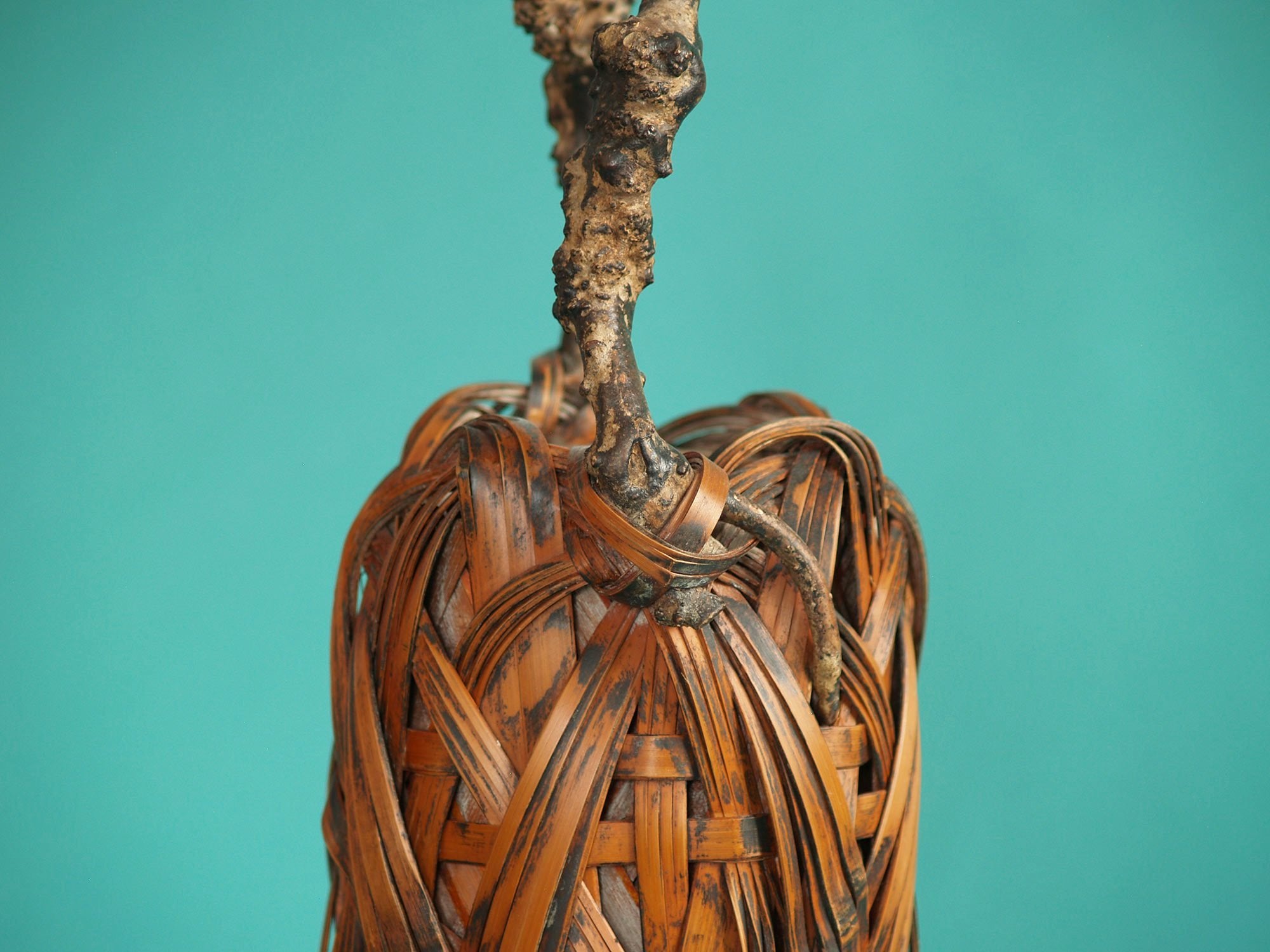 Hanakago, haut panier à anse branchée pour l'ikebana, Japon (Ère Meiji / début ère Shōwa)..Huge Hanakago Ikebana bamboo basket with wood handle, Japan (Meiji era / early Shōwa era)