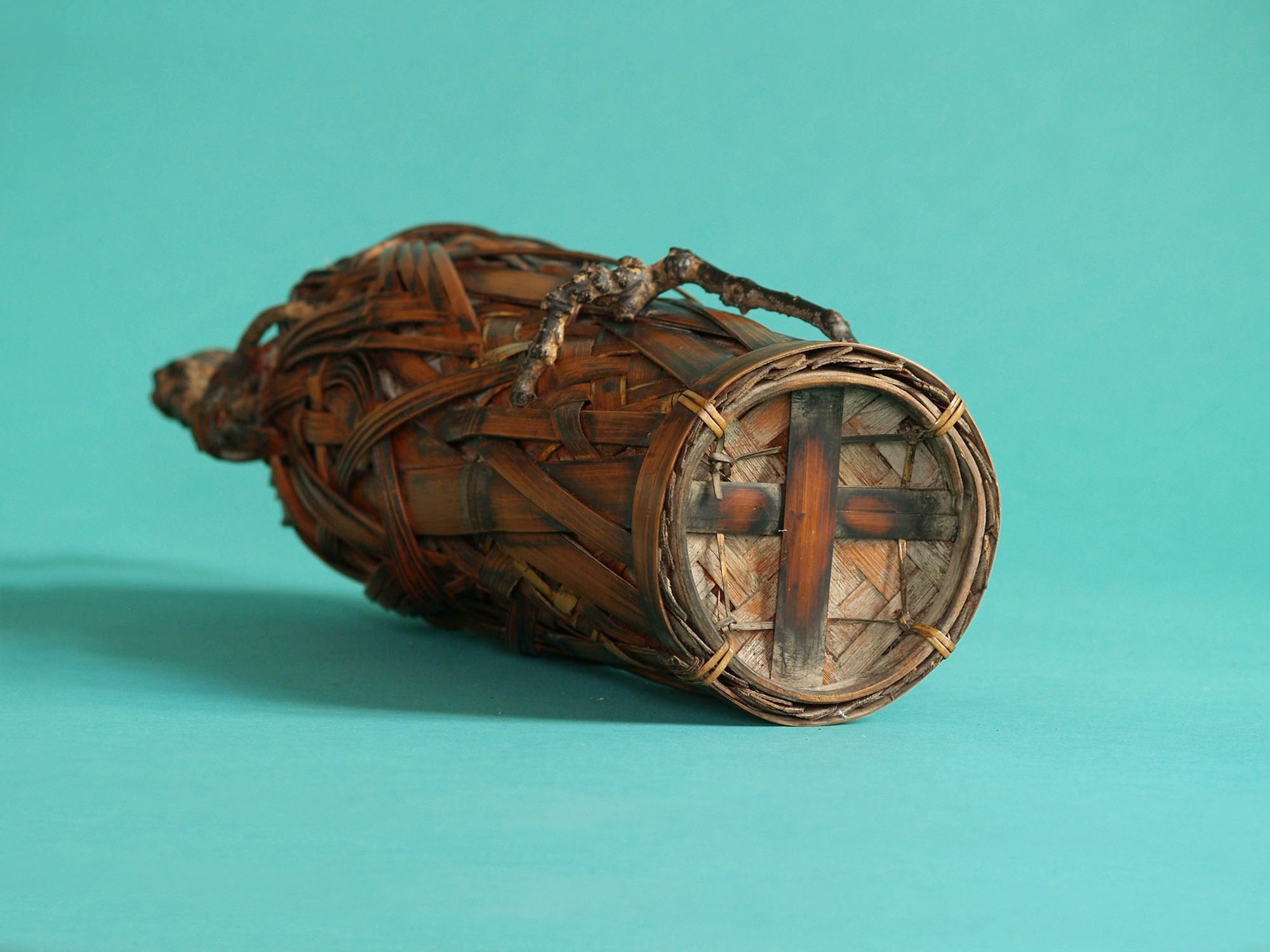 Hanakago, haut panier à anse branchée pour l'ikebana, Japon (Ère Meiji / début ère Shōwa)..Huge Hanakago Ikebana bamboo basket with wood handle, Japan (Meiji era / early Shōwa era)