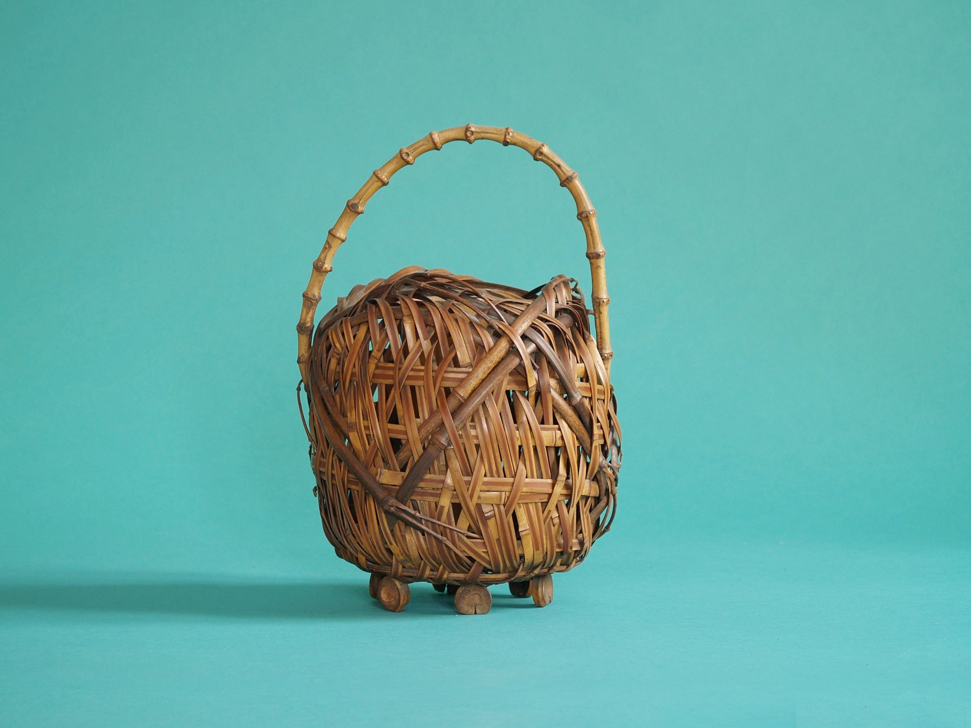 Hanakago, rare panier à anse bambou pour l'ikebana, Japon (Fin de l'ère Meiji / début de l'ère Shōwa)..Rare Hanakago Ikebana bamboo basket with plain bamboo handle, Japan (Late Meiji era / early Shōwa era)