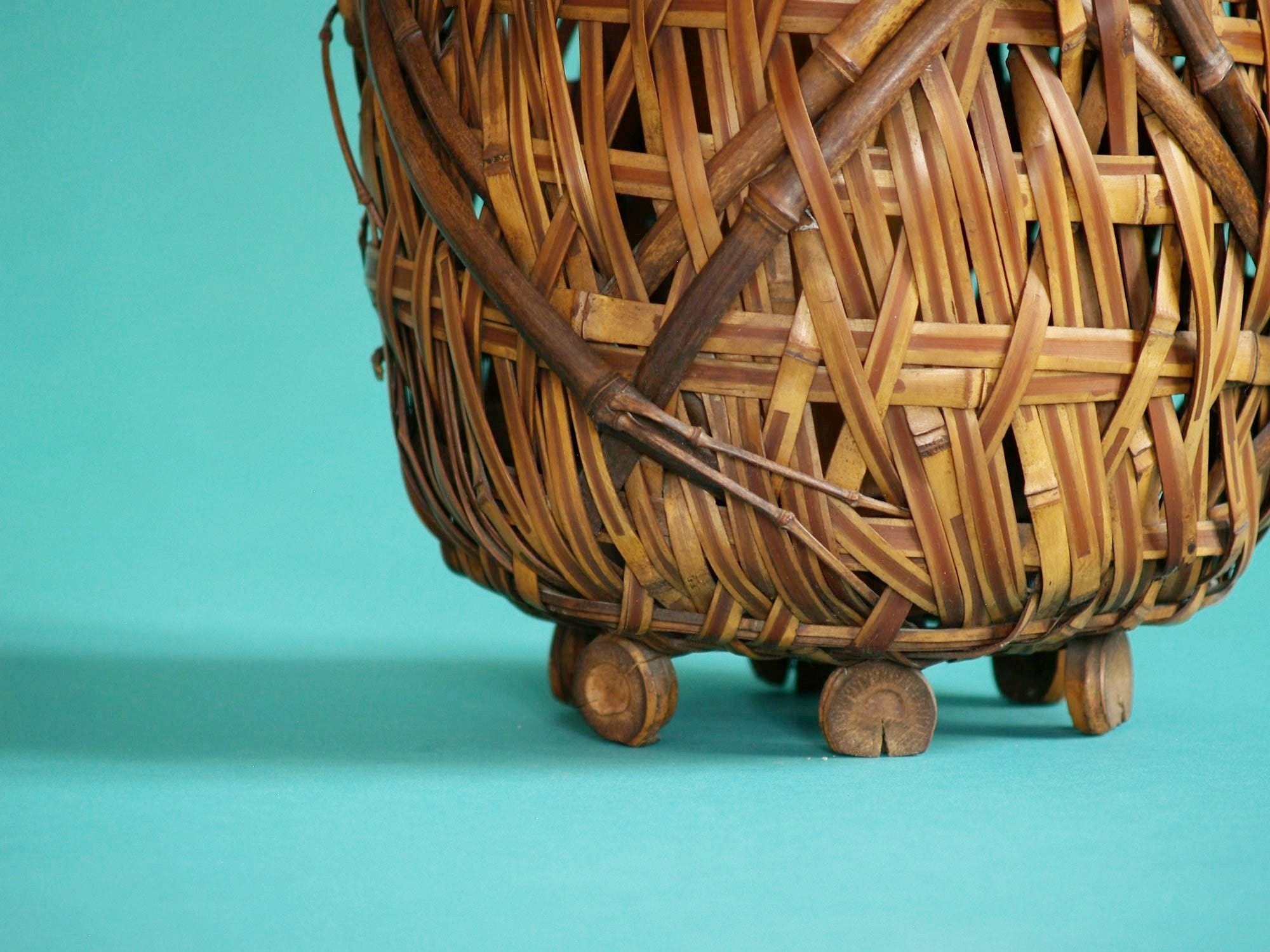 Hanakago, rare panier à anse bambou pour l'ikebana, Japon (Fin de l'ère Meiji / début de l'ère Shōwa)..Rare Hanakago Ikebana bamboo basket with plain bamboo handle, Japan (Late Meiji era / early Shōwa era)