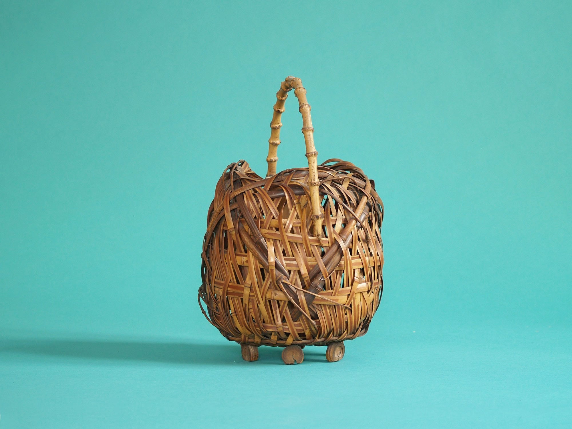 Hanakago, rare panier à anse bambou pour l'ikebana, Japon (Fin de l'ère Meiji / début de l'ère Shōwa)..Rare Hanakago Ikebana bamboo basket with plain bamboo handle, Japan (Late Meiji era / early Shōwa era)