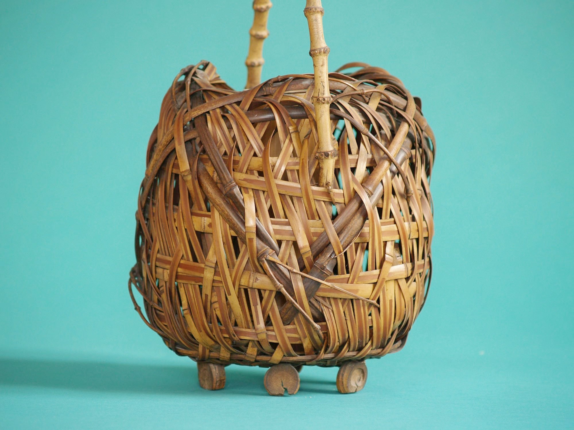 Hanakago, rare panier à anse bambou pour l'ikebana, Japon (Fin de l'ère Meiji / début de l'ère Shōwa)..Rare Hanakago Ikebana bamboo basket with plain bamboo handle, Japan (Late Meiji era / early Shōwa era)