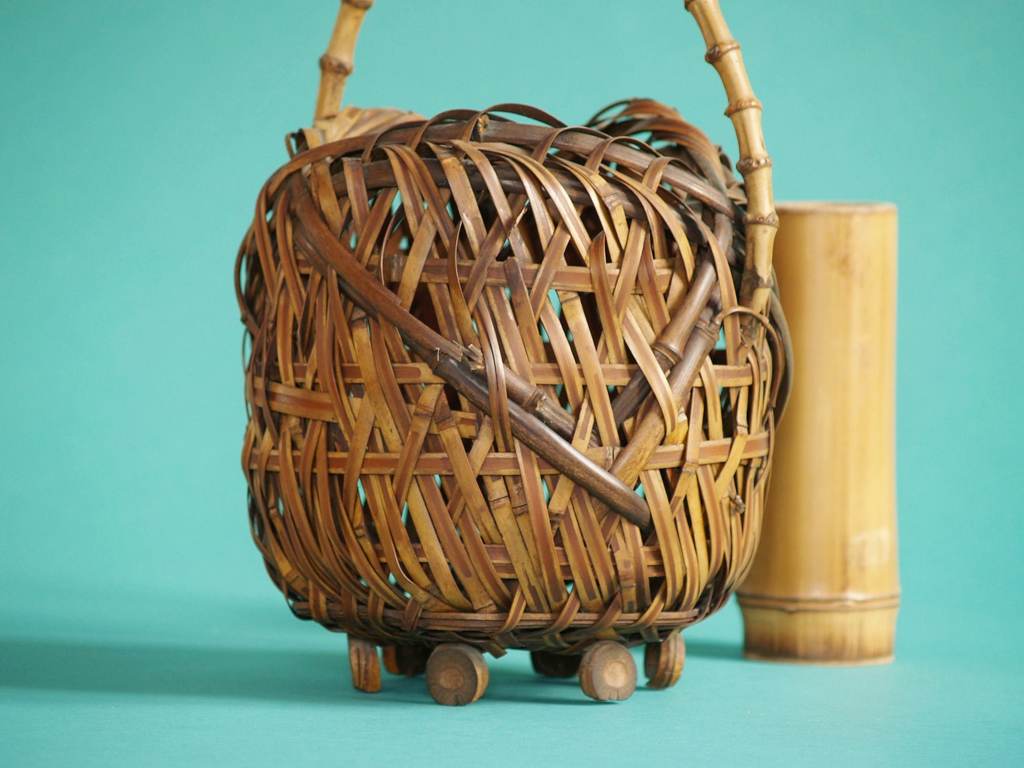 Hanakago, rare panier à anse bambou pour l'ikebana, Japon (Fin de l'ère Meiji / début de l'ère Shōwa)..Rare Hanakago Ikebana bamboo basket with plain bamboo handle, Japan (Late Meiji era / early Shōwa era)