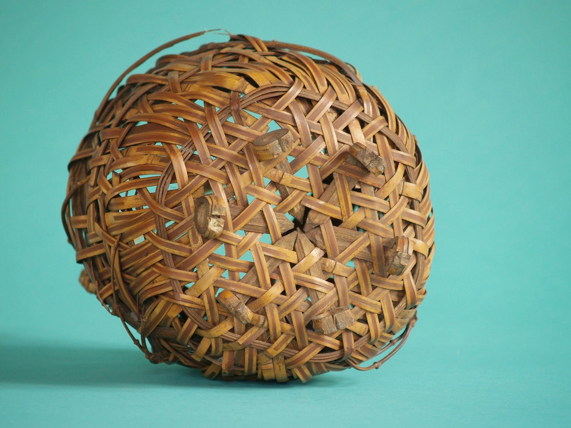 Hanakago, rare panier à anse bambou pour l'ikebana, Japon (Fin de l'ère Meiji / début de l'ère Shōwa)..Rare Hanakago Ikebana bamboo basket with plain bamboo handle, Japan (Late Meiji era / early Shōwa era)
