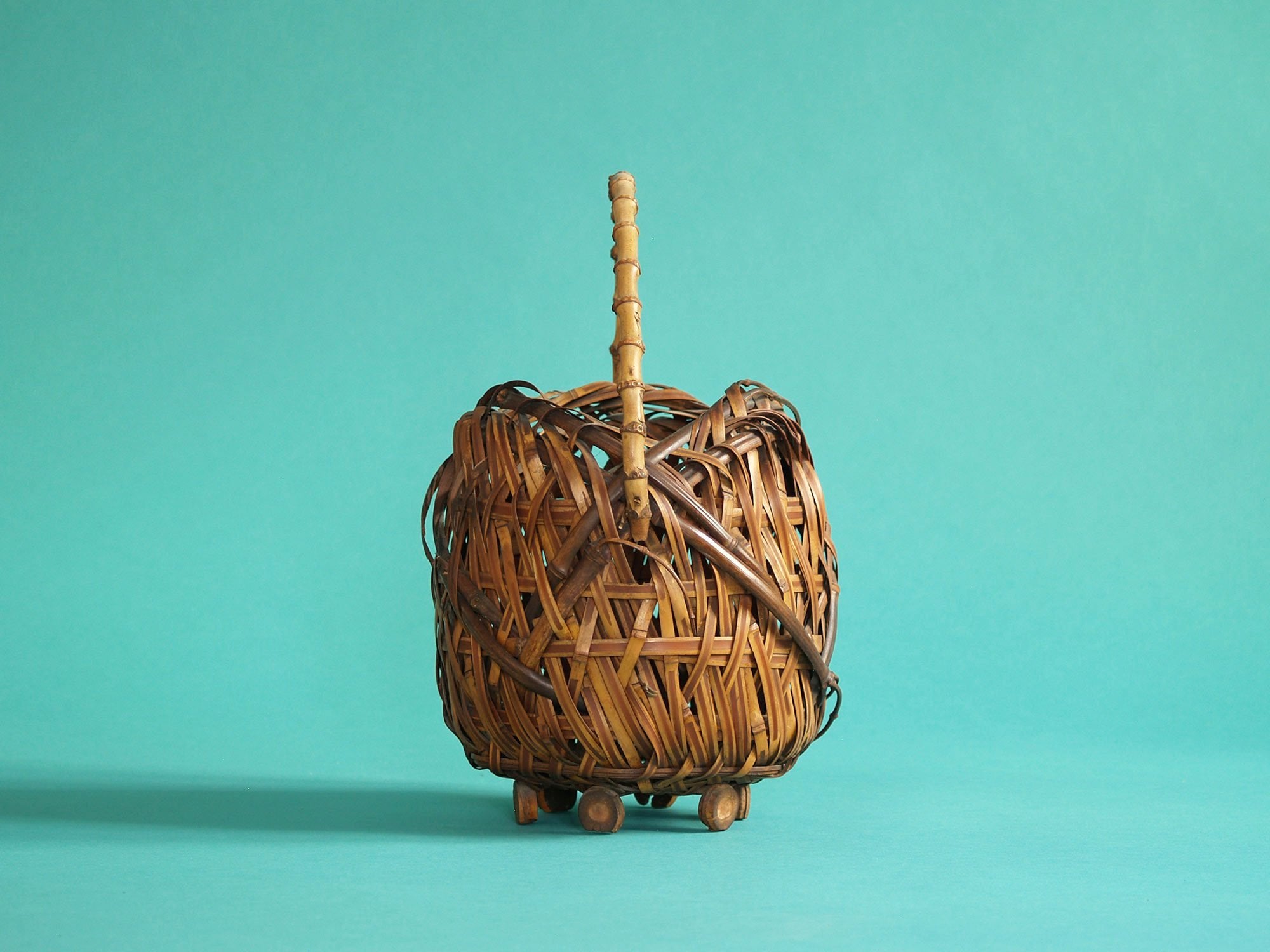 Hanakago, rare panier à anse bambou pour l'ikebana, Japon (Fin de l'ère Meiji / début de l'ère Shōwa)..Rare Hanakago Ikebana bamboo basket with plain bamboo handle, Japan (Late Meiji era / early Shōwa era)