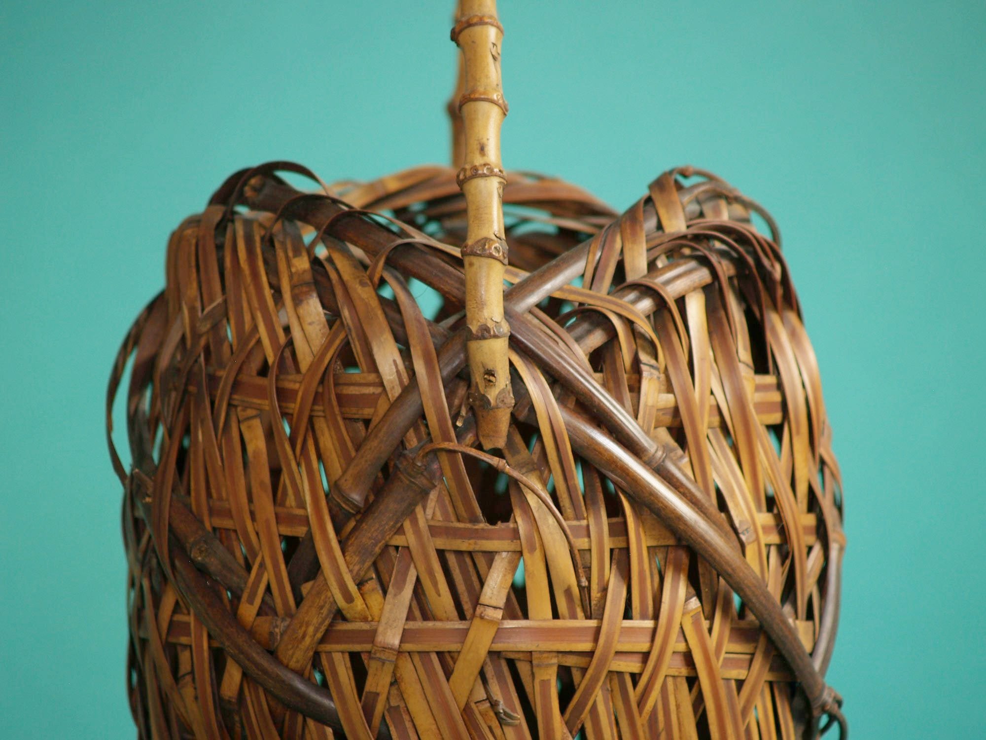 Hanakago, rare panier à anse bambou pour l'ikebana, Japon (Fin de l'ère Meiji / début de l'ère Shōwa)..Rare Hanakago Ikebana bamboo basket with plain bamboo handle, Japan (Late Meiji era / early Shōwa era)