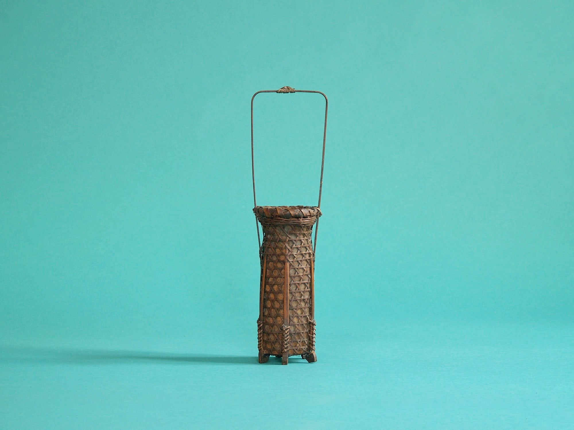 Hanakago, petit panier à anse pour l'ikebana, Japon (Ère Shōwa)..Small Hanakago Ikebana bamboo basket, Japan (Shōwa era)