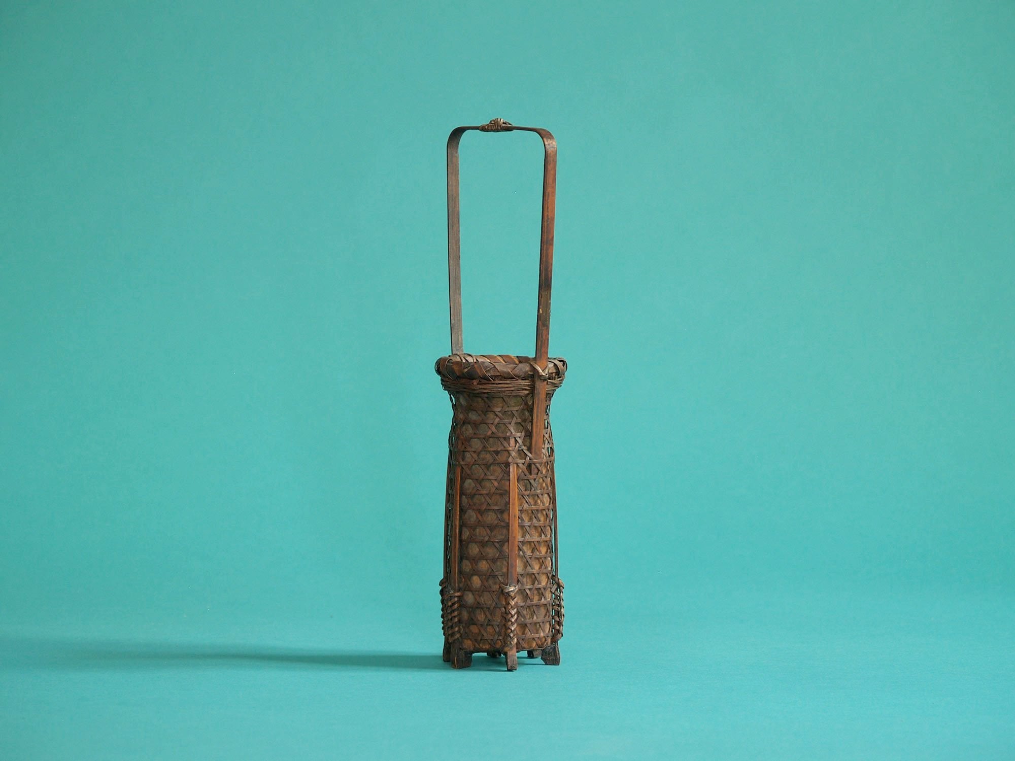 Hanakago, petit panier à anse pour l'ikebana, Japon (Ère Shōwa)..Small Hanakago Ikebana bamboo basket, Japan (Shōwa era)