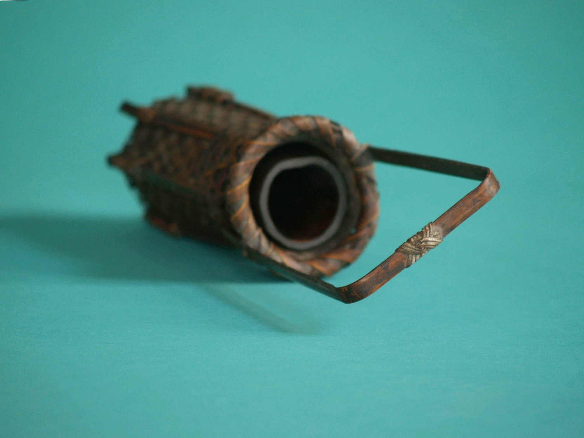 Hanakago, petit panier à anse pour l'ikebana, Japon (Ère Shōwa)..Small Hanakago Ikebana bamboo basket, Japan (Shōwa era)