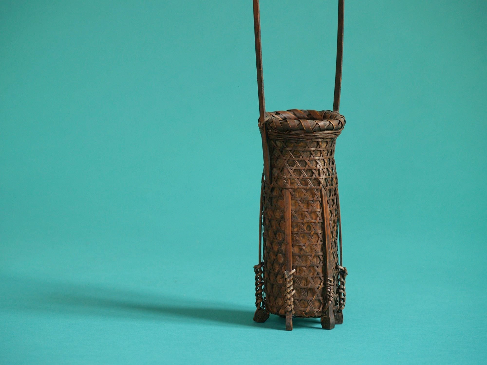 Hanakago, petit panier à anse pour l'ikebana, Japon (Ère Shōwa)..Small Hanakago Ikebana bamboo basket, Japan (Shōwa era)