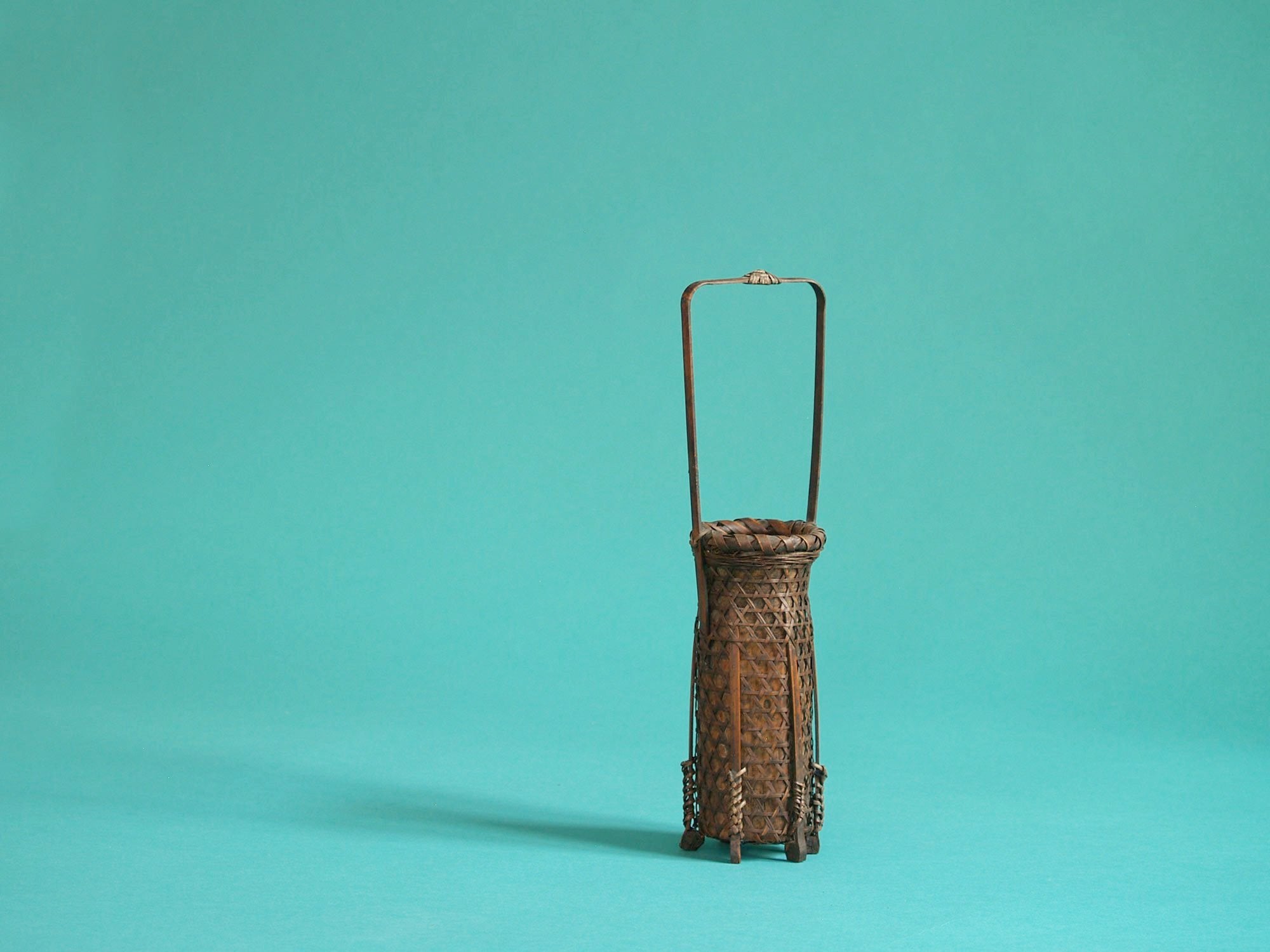 Hanakago, petit panier à anse pour l'ikebana, Japon (Ère Shōwa)..Small Hanakago Ikebana bamboo basket, Japan (Shōwa era)