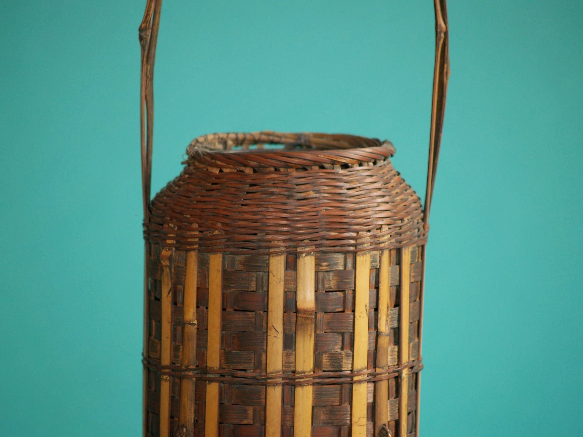 Hanakago, panier bicolore pour l'ikebana, Japon (Ère Taishō)..Hanakago Ikebana bamboo basket, Japan (Taishō era)