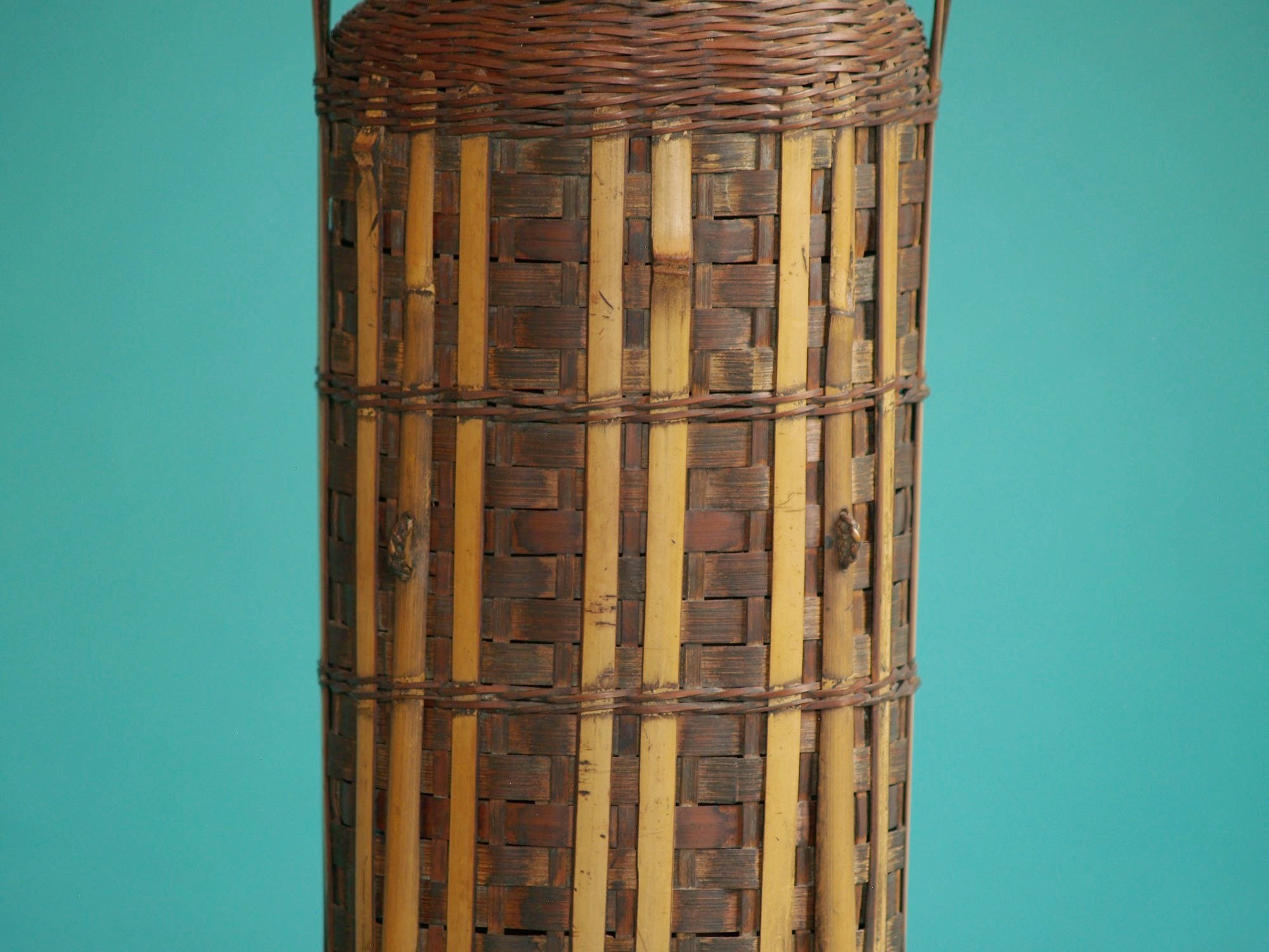 Hanakago, panier bicolore pour l'ikebana, Japon (Ère Taishō)..Hanakago Ikebana bamboo basket, Japan (Taishō era)