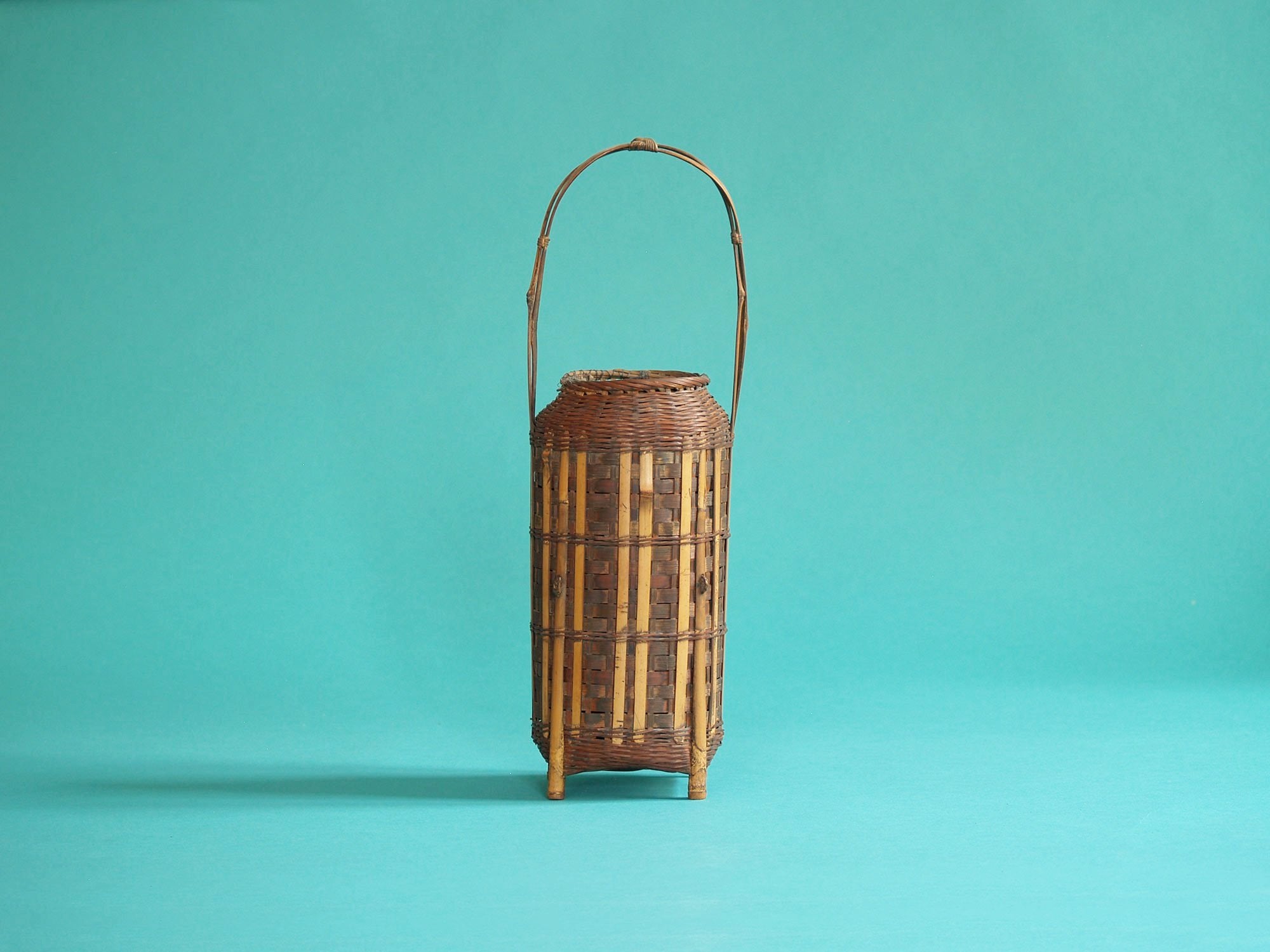Hanakago, panier bicolore pour l'ikebana, Japon (Ère Taishō)..Hanakago Ikebana bamboo basket, Japan (Taishō era)