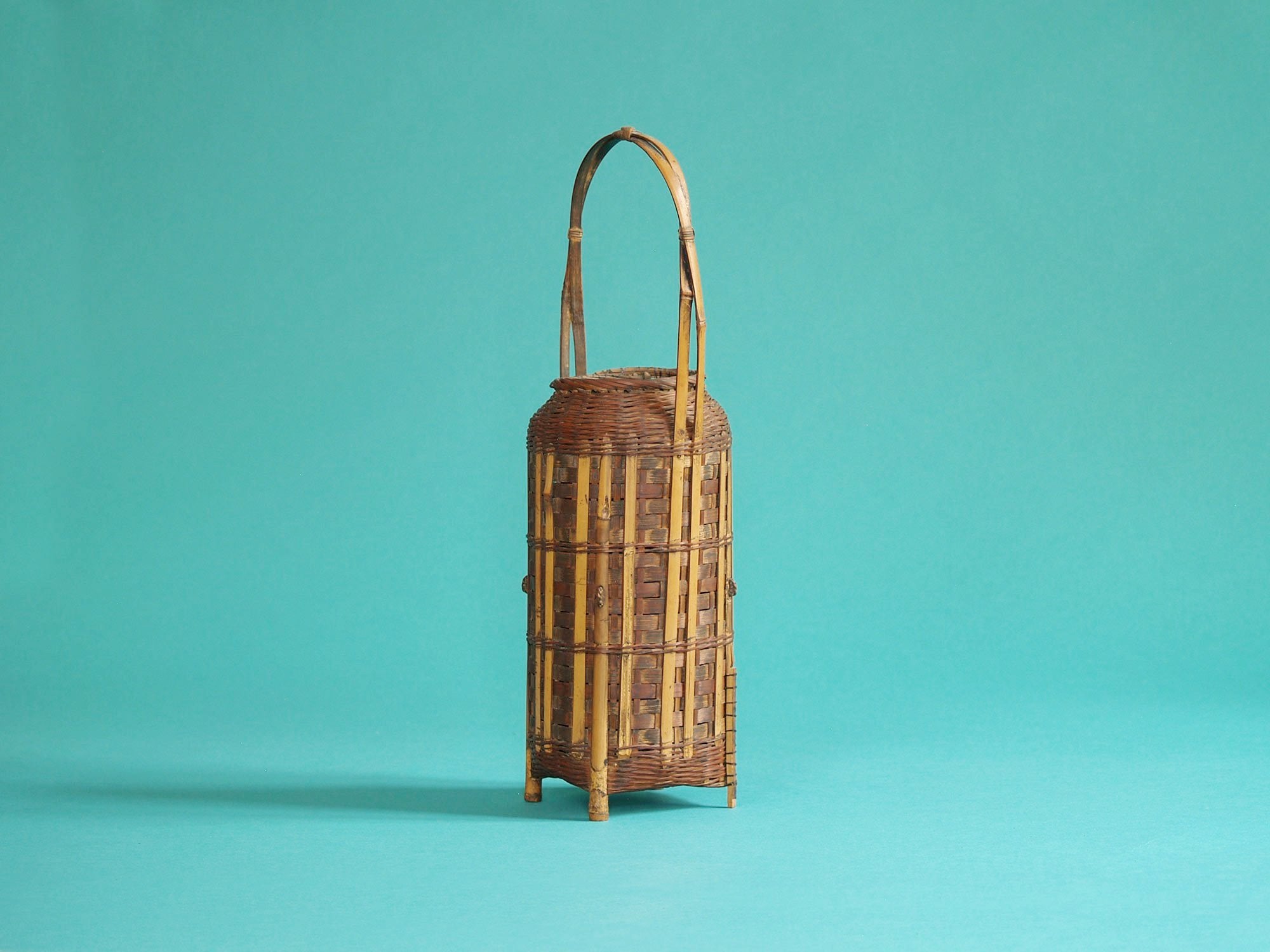 Hanakago, panier bicolore pour l'ikebana, Japon (Ère Taishō)..Hanakago Ikebana bamboo basket, Japan (Taishō era)