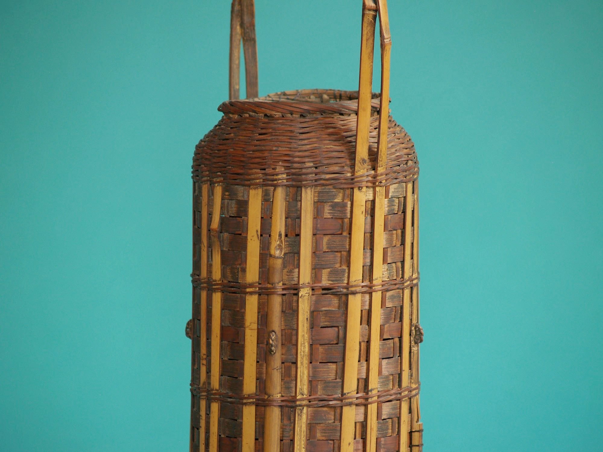 Hanakago, panier bicolore pour l'ikebana, Japon (Ère Taishō)..Hanakago Ikebana bamboo basket, Japan (Taishō era)