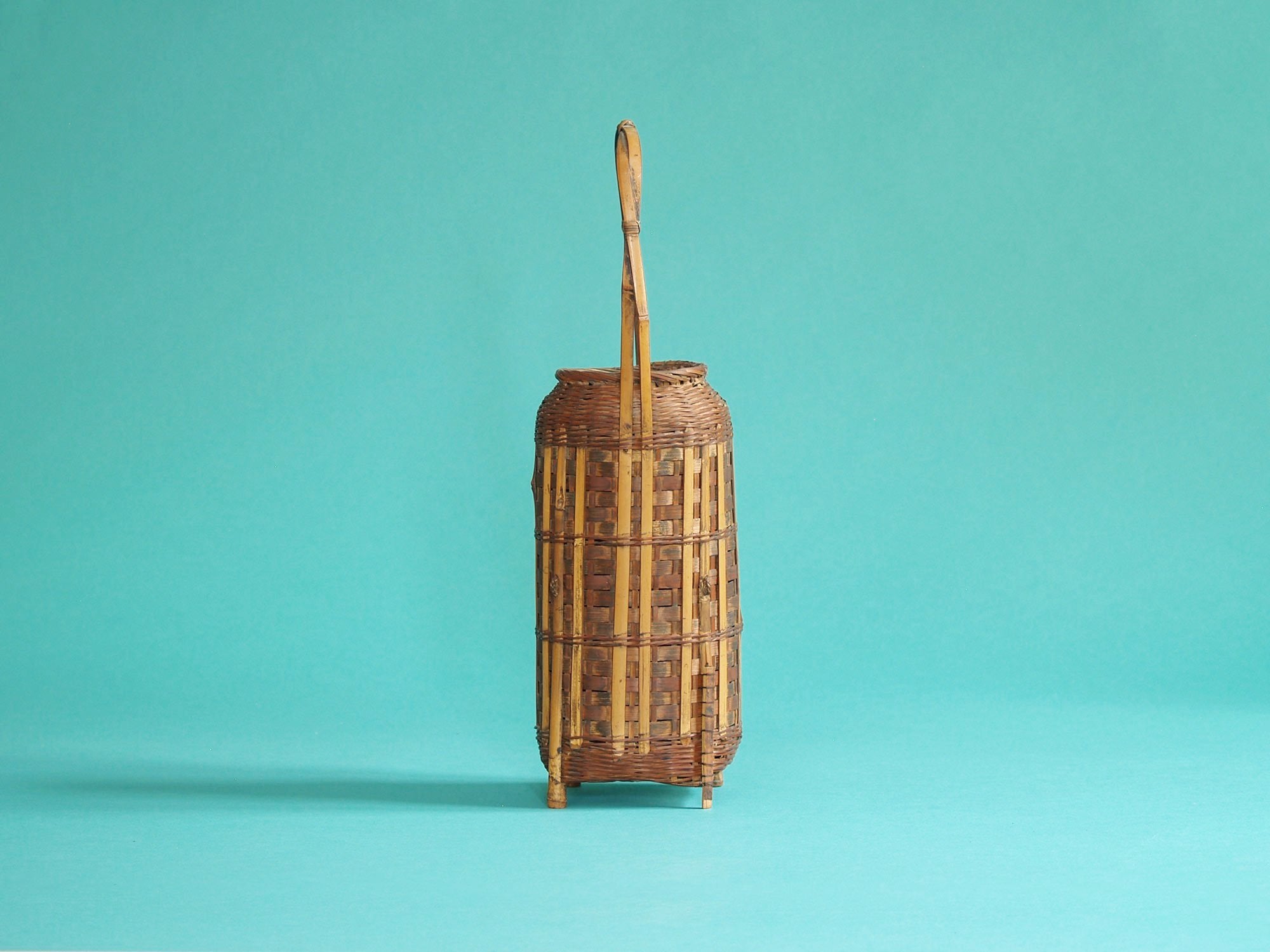 Hanakago, panier bicolore pour l'ikebana, Japon (Ère Taishō)..Hanakago Ikebana bamboo basket, Japan (Taishō era)