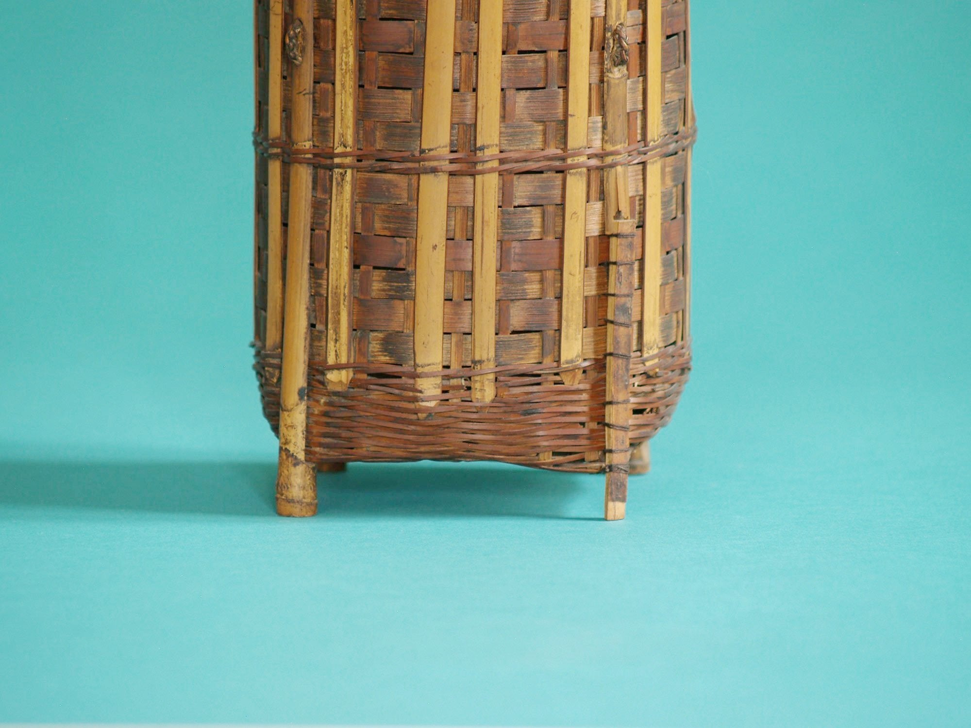 Hanakago, panier bicolore pour l'ikebana, Japon (Ère Taishō)..Hanakago Ikebana bamboo basket, Japan (Taishō era)