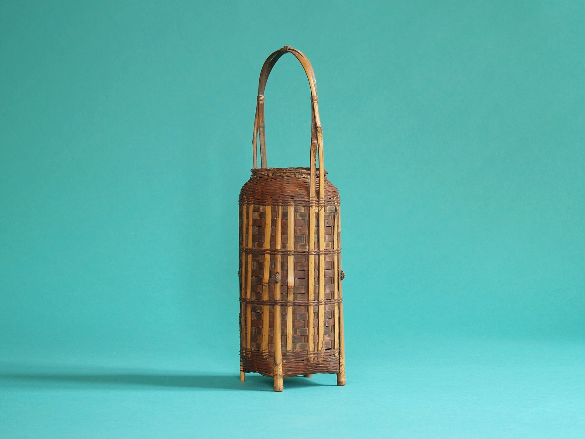 Hanakago, panier bicolore pour l'ikebana, Japon (Ère Taishō)..Hanakago Ikebana bamboo basket, Japan (Taishō era)