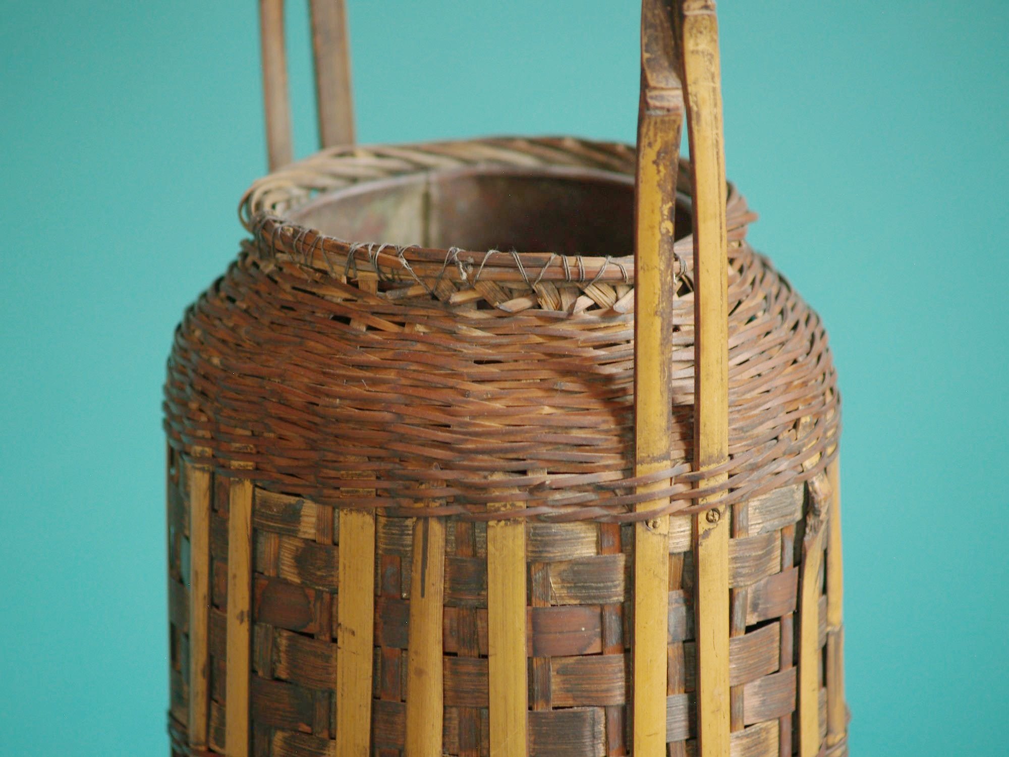Hanakago, panier bicolore pour l'ikebana, Japon (Ère Taishō)..Hanakago Ikebana bamboo basket, Japan (Taishō era)