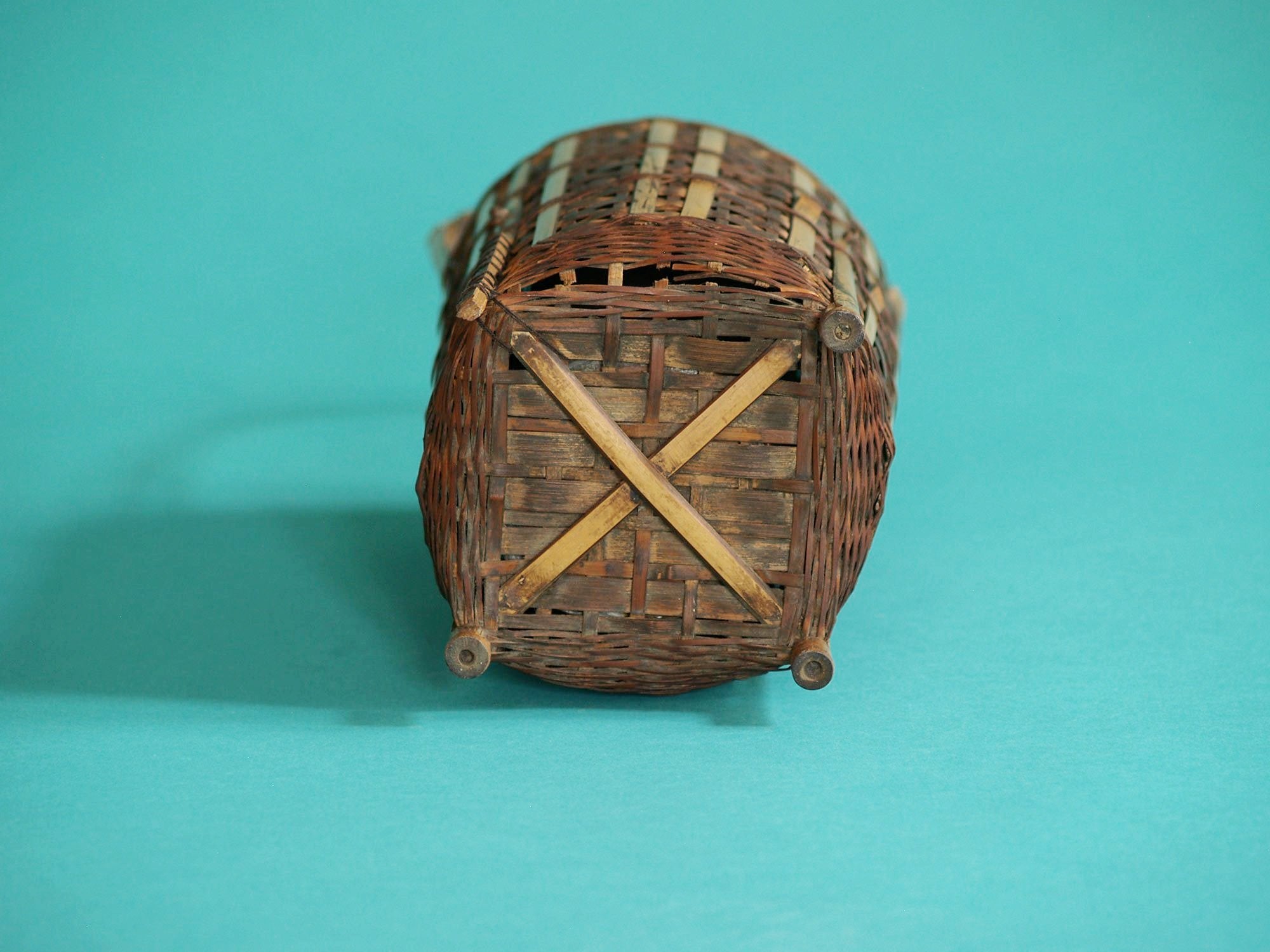 Hanakago, panier bicolore pour l'ikebana, Japon (Ère Taishō)..Hanakago Ikebana bamboo basket, Japan (Taishō era)