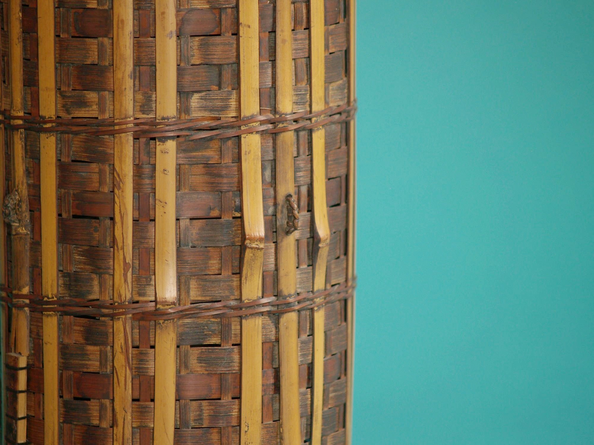 Hanakago, panier bicolore pour l'ikebana, Japon (Ère Taishō)..Hanakago Ikebana bamboo basket, Japan (Taishō era)