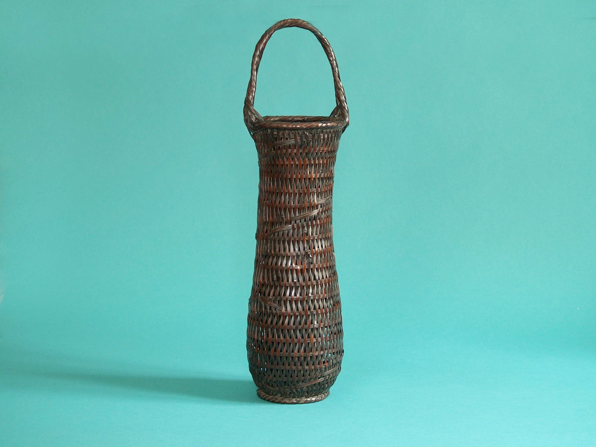 Hanakago, haut panier en bambou susudake pour l'ikebana, Japon (Début ère Shōwa)..Huge Hanakago Ikebana susudake bamboo basket, Japan (early Shōwa era)