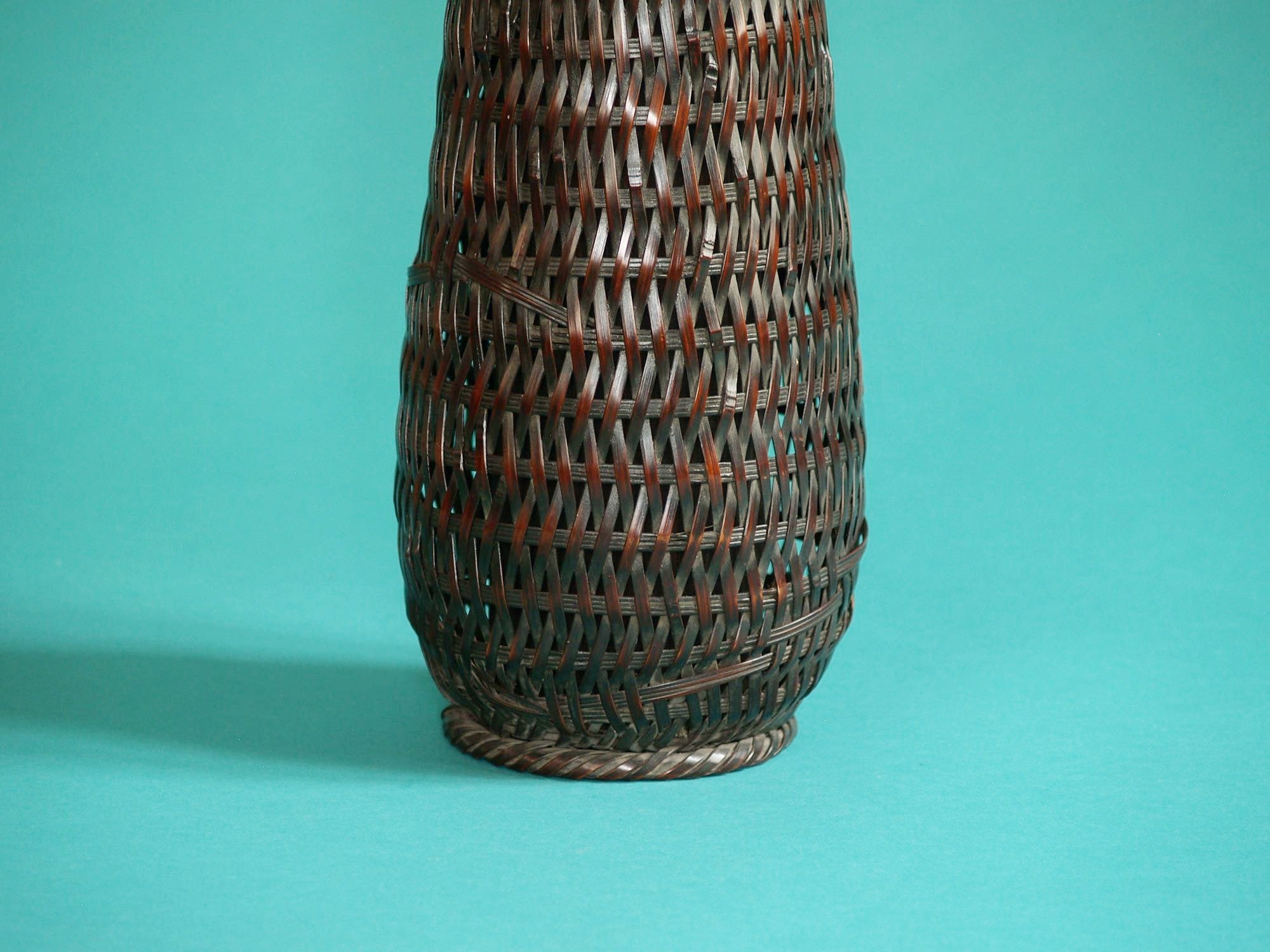 Hanakago, haut panier en bambou susudake pour l'ikebana, Japon (Début ère Shōwa)..Huge Hanakago Ikebana susudake bamboo basket, Japan (early Shōwa era)