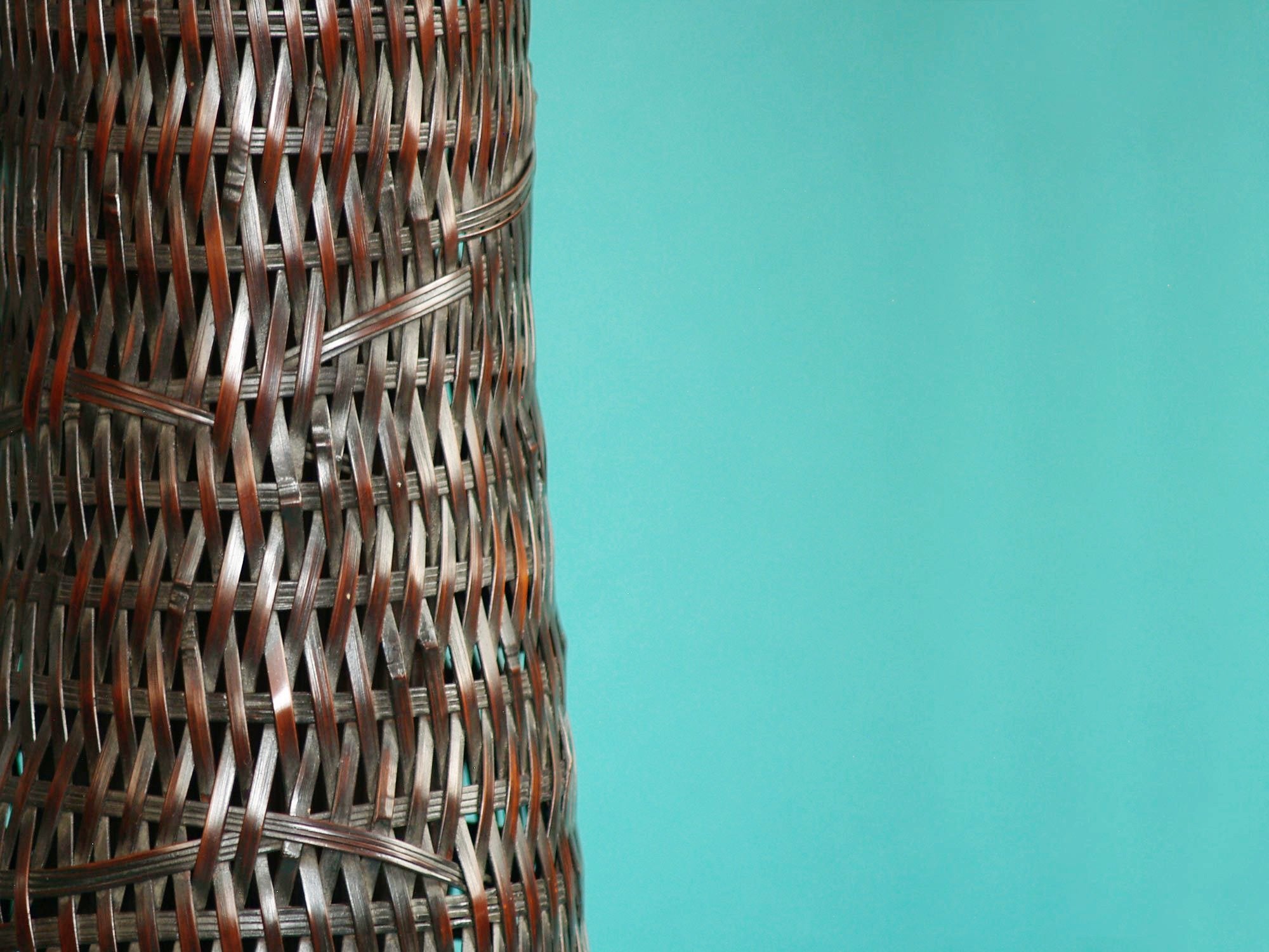 Hanakago, haut panier en bambou susudake pour l'ikebana, Japon (Début ère Shōwa)..Huge Hanakago Ikebana susudake bamboo basket, Japan (early Shōwa era)
