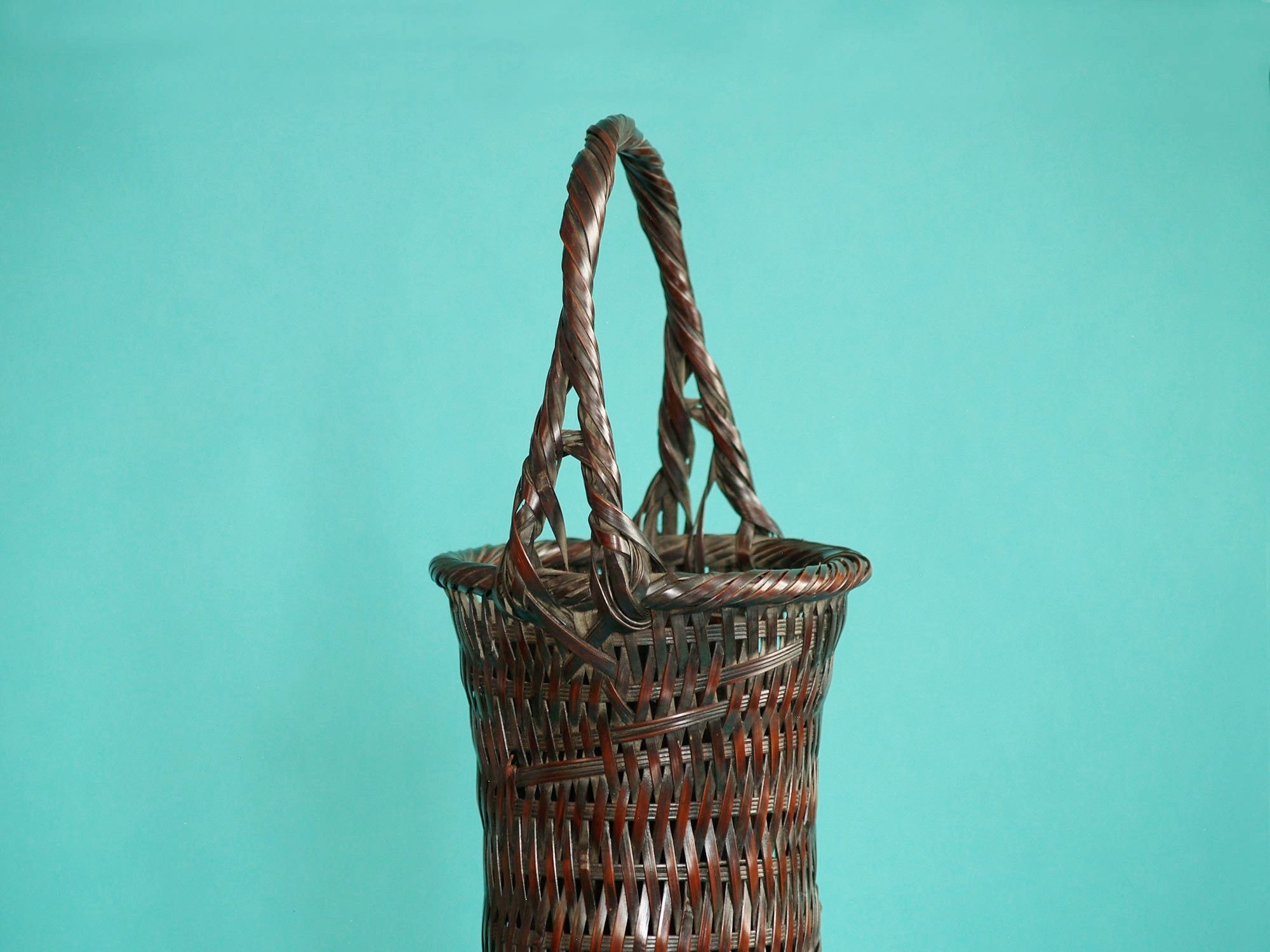 Hanakago, haut panier en bambou susudake pour l'ikebana, Japon (Début ère Shōwa)..Huge Hanakago Ikebana susudake bamboo basket, Japan (early Shōwa era)
